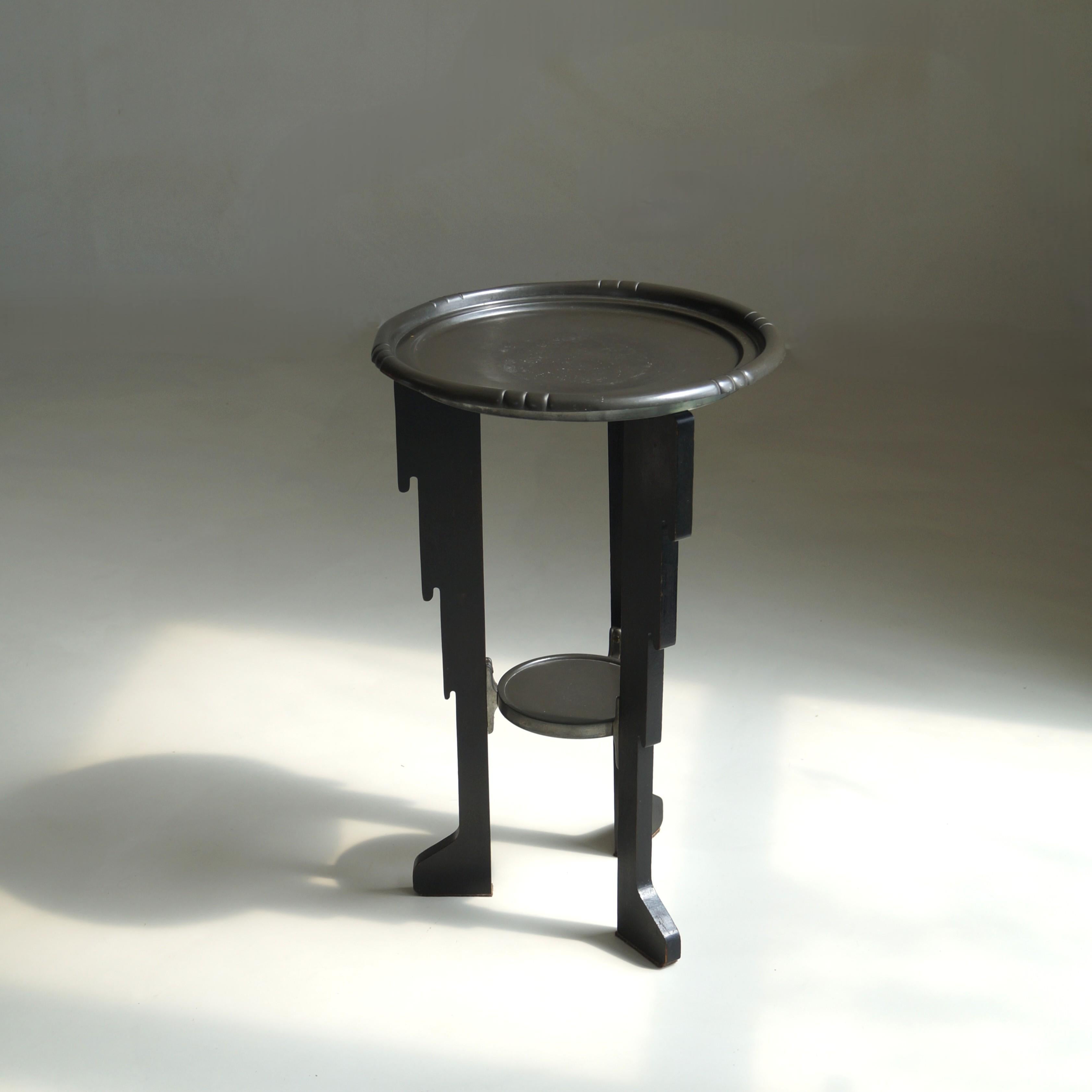 Néerlandais Table d'appoint Art déco hollandaise de l'école d'Amsterdam avec plateau en étain, années 1920 en vente