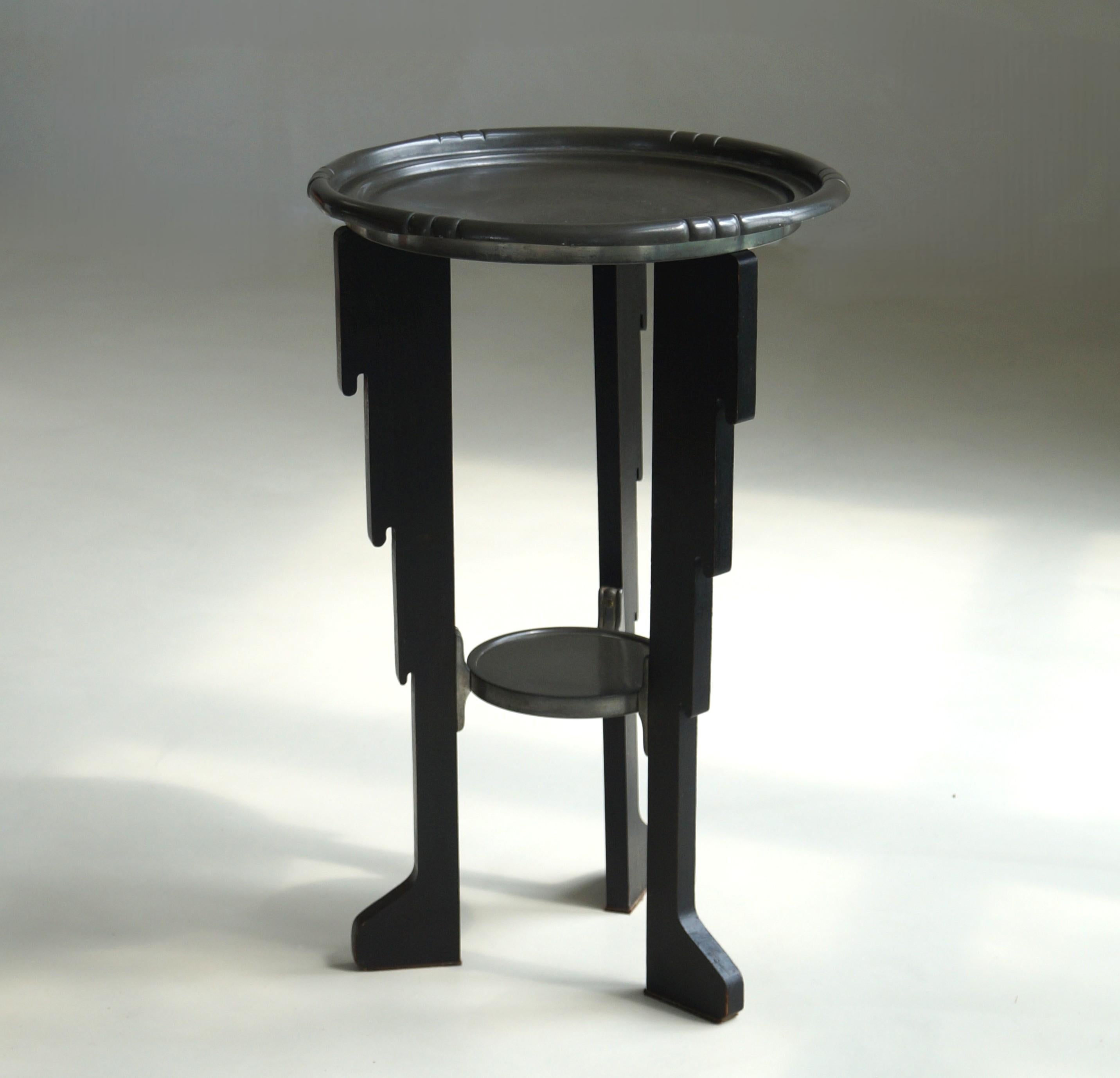 Fait main Table d'appoint Art déco hollandaise de l'école d'Amsterdam avec plateau en étain, années 1920 en vente