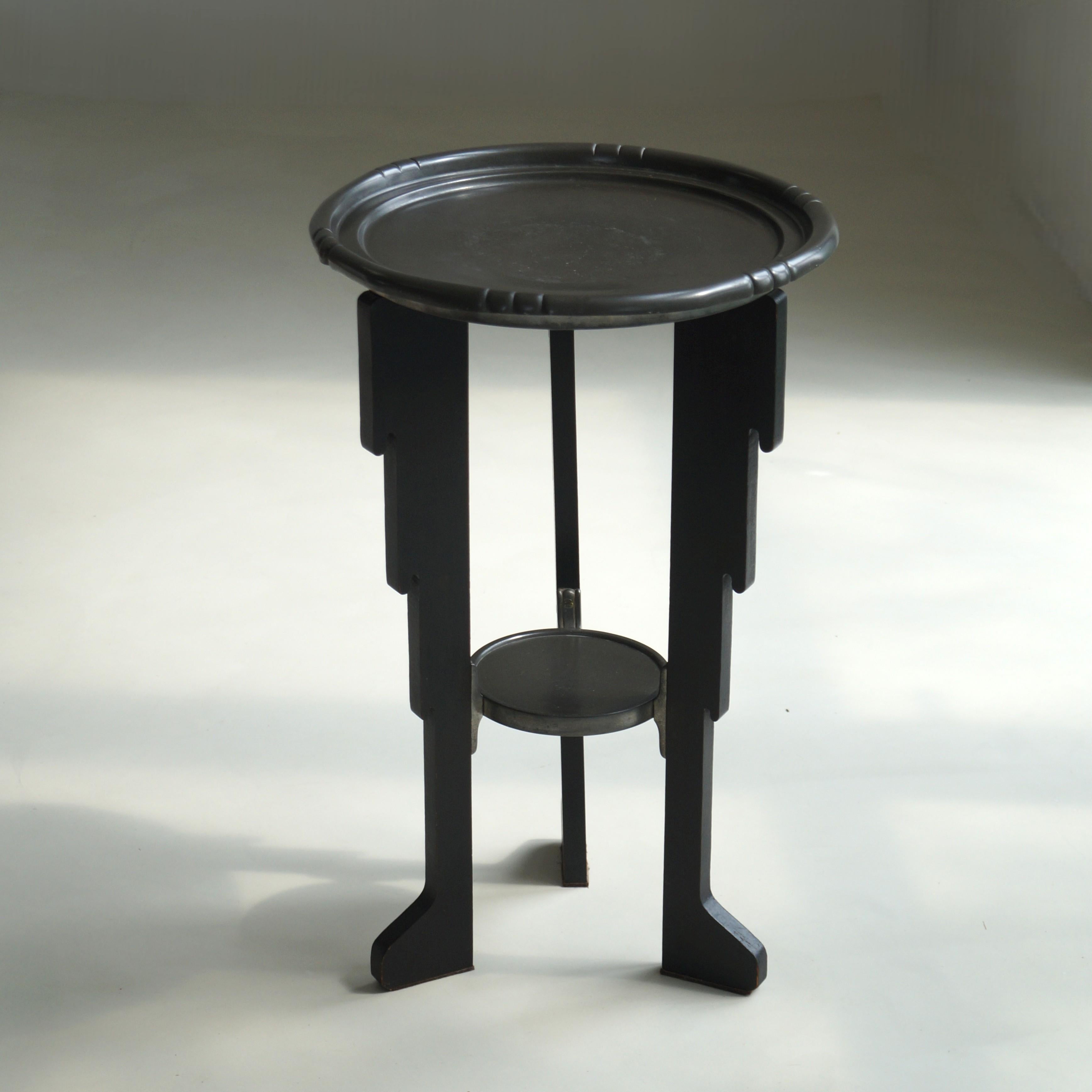 Chêne Table d'appoint Art déco hollandaise de l'école d'Amsterdam avec plateau en étain, années 1920 en vente
