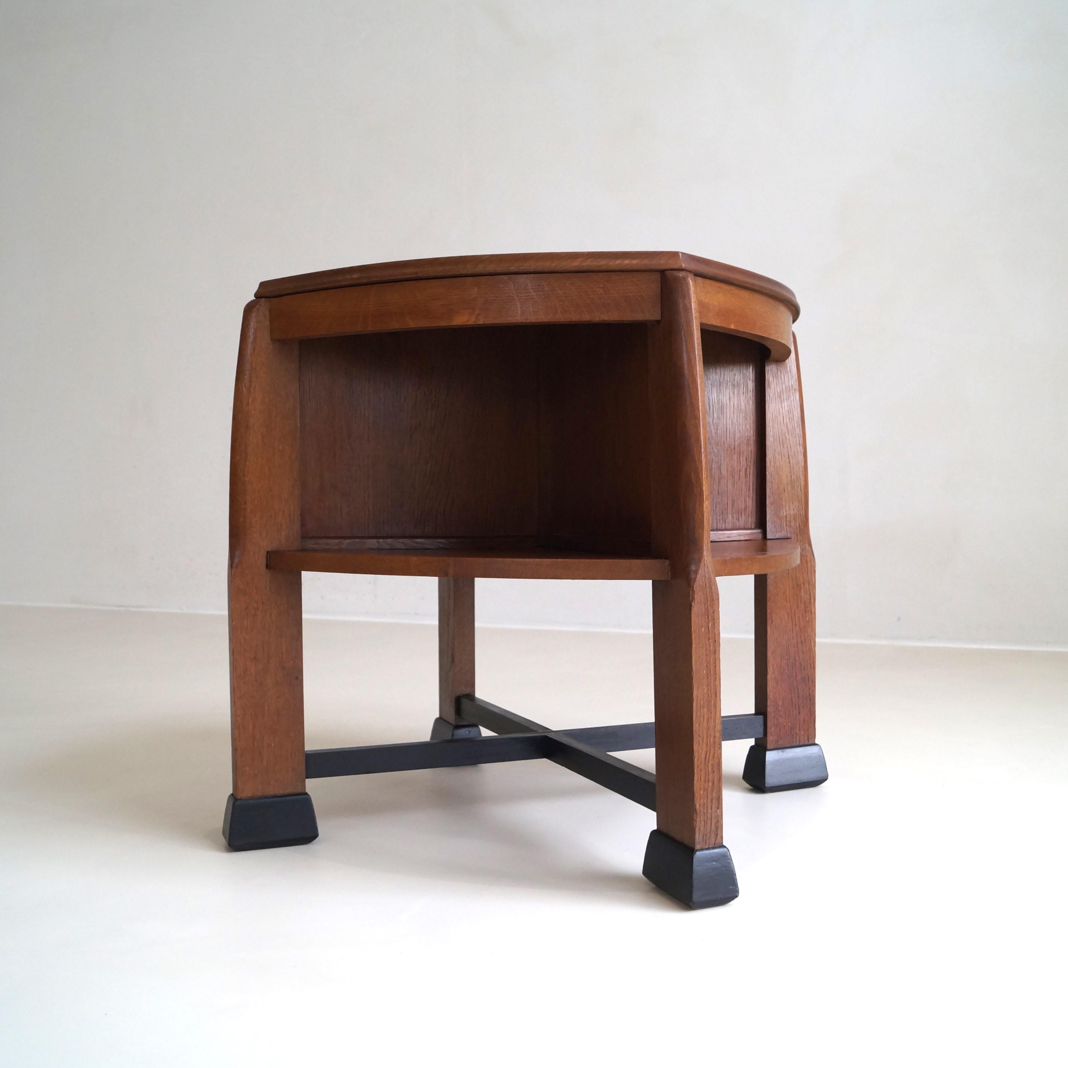 Holländischer Art Deco Couchtisch der Amsterdamer Schule aus massiver Eiche, 1920er Jahre im Angebot 3