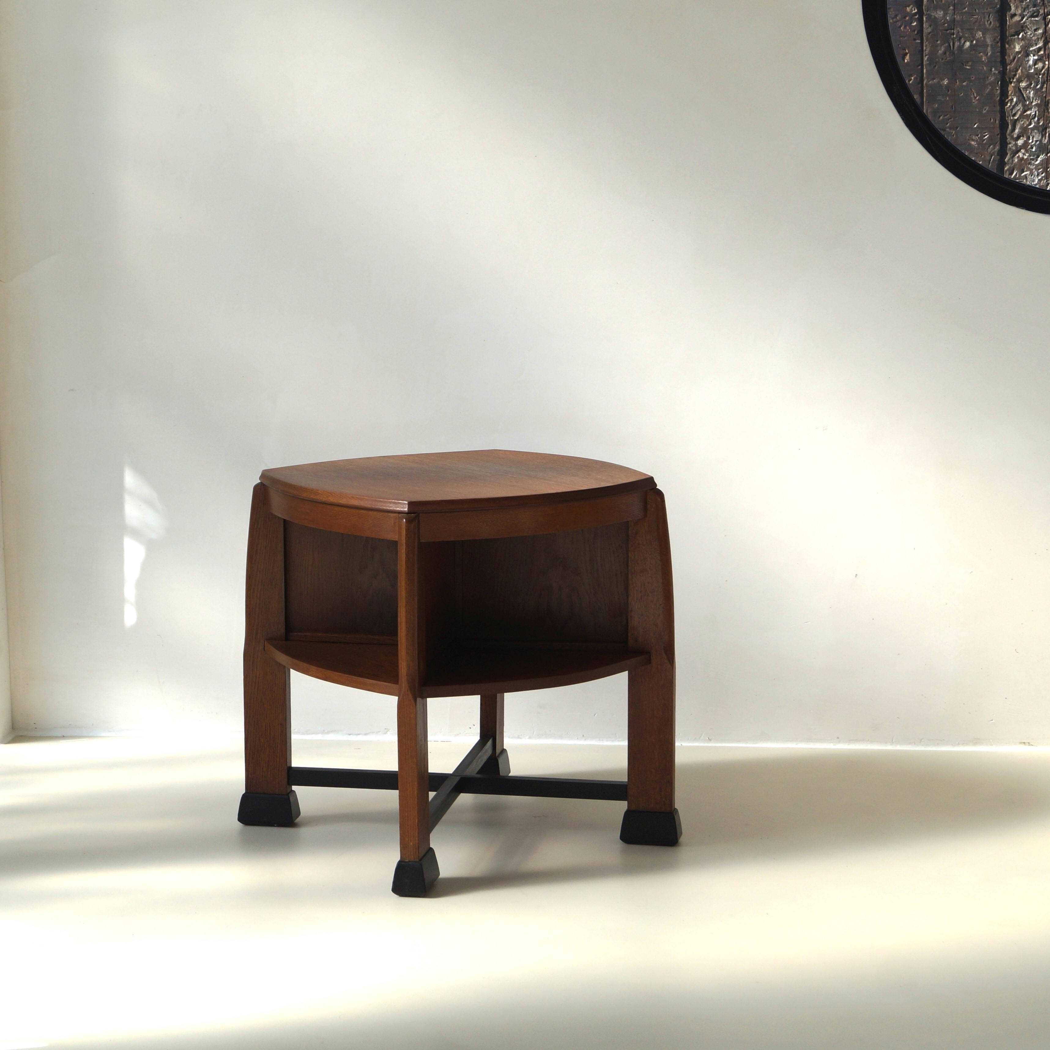 Holländischer Art Deco Couchtisch der Amsterdamer Schule aus massiver Eiche, 1920er Jahre (Art déco) im Angebot