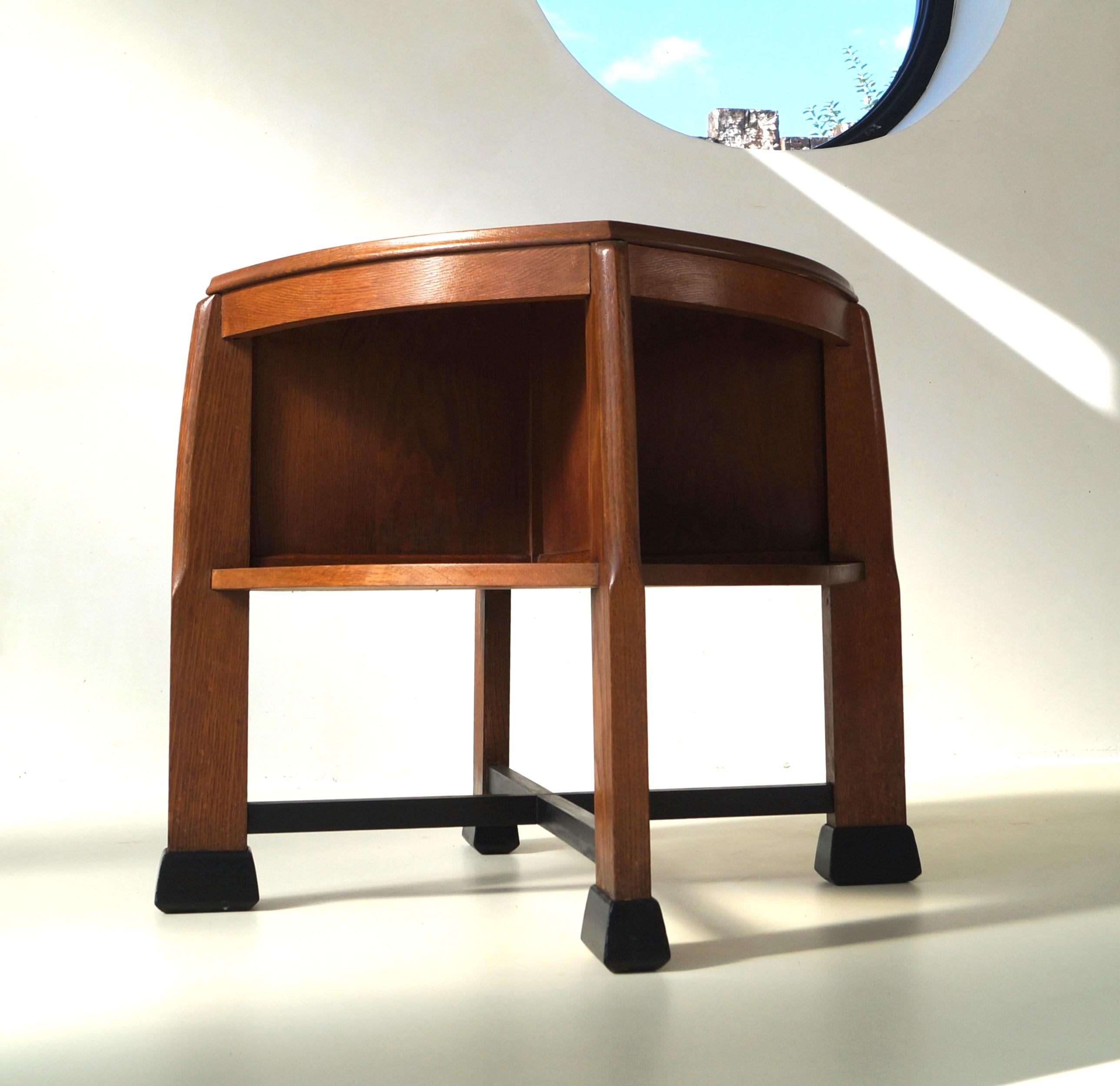Holländischer Art Deco Couchtisch der Amsterdamer Schule aus massiver Eiche, 1920er Jahre (Handgefertigt) im Angebot