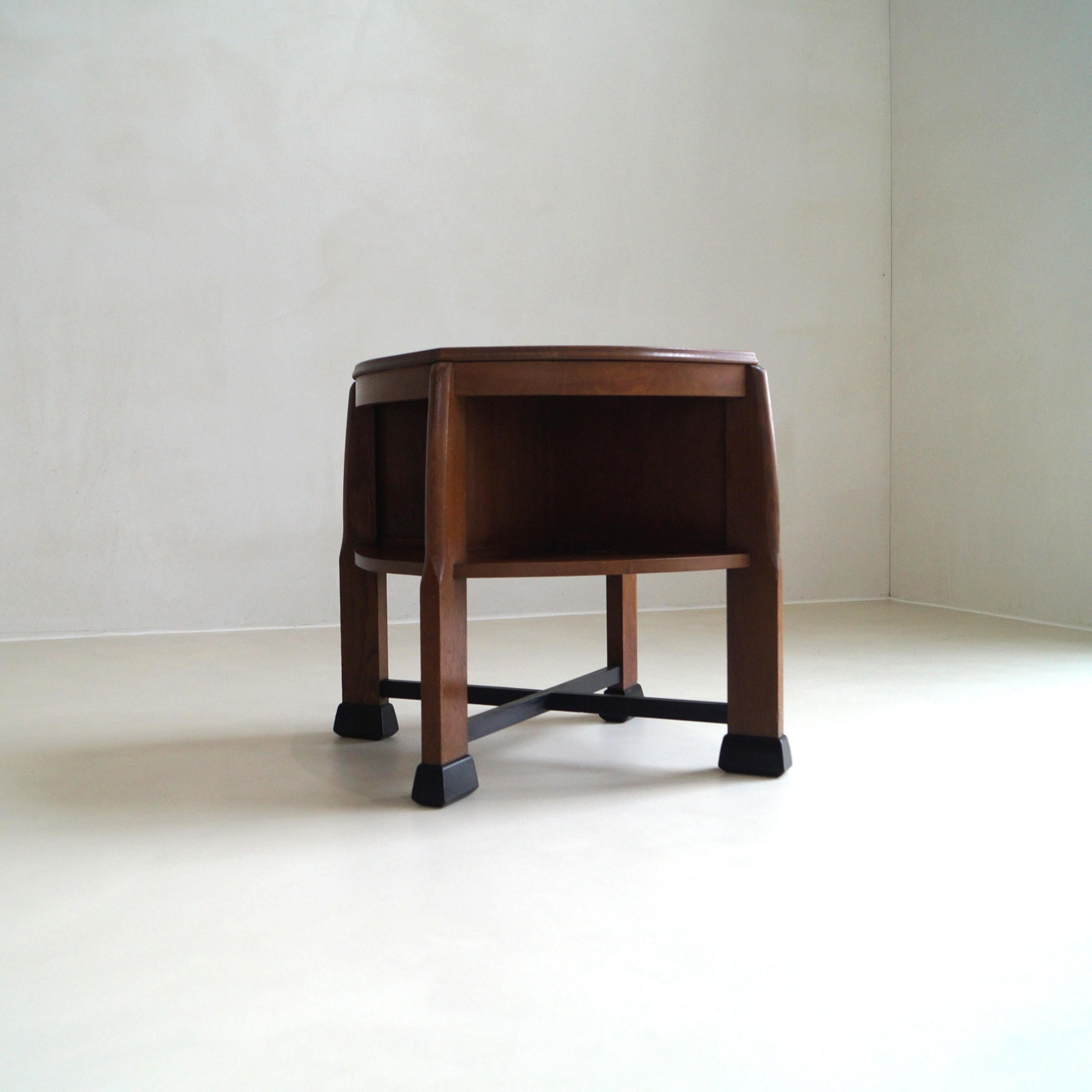 Holländischer Art Deco Couchtisch der Amsterdamer Schule aus massiver Eiche, 1920er Jahre (Frühes 20. Jahrhundert) im Angebot