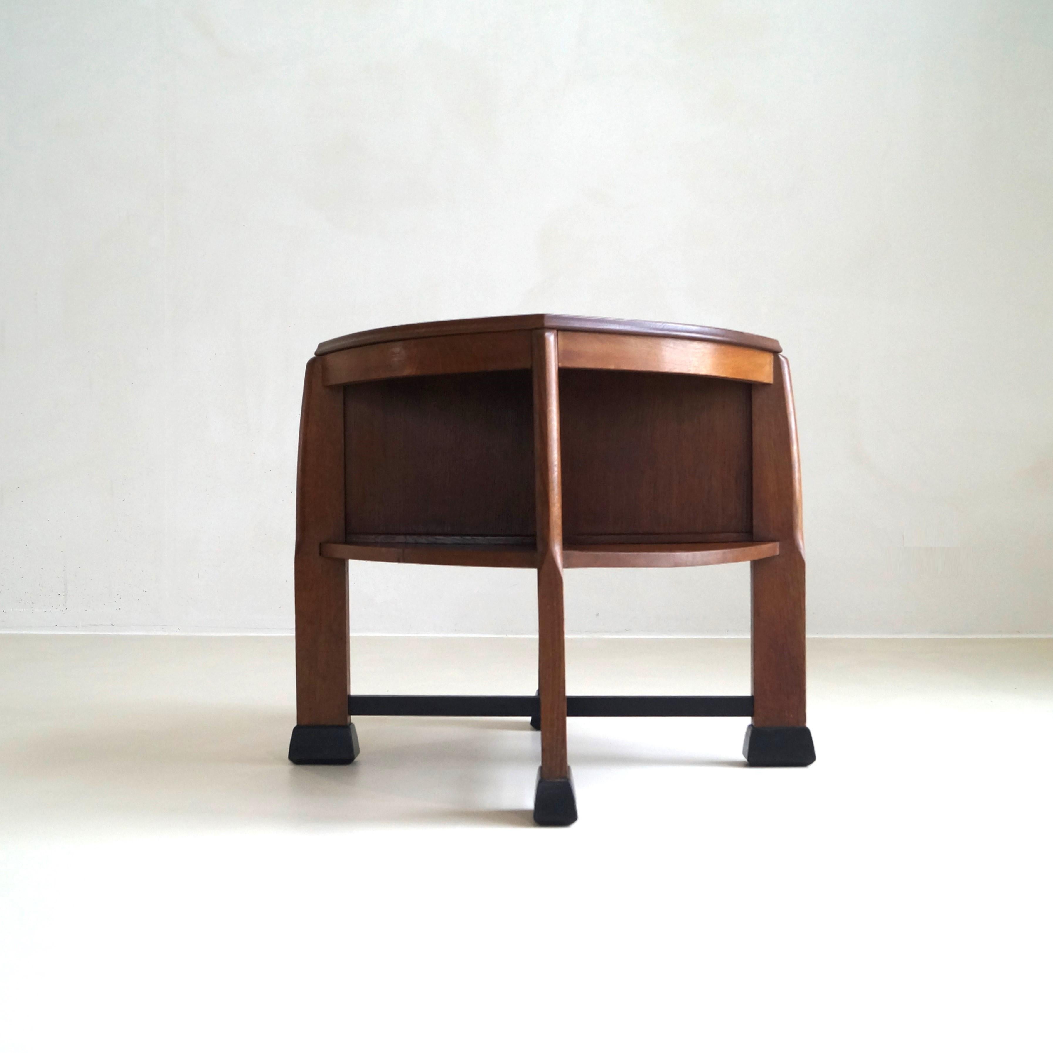Holländischer Art Deco Couchtisch der Amsterdamer Schule aus massiver Eiche, 1920er Jahre im Angebot 1