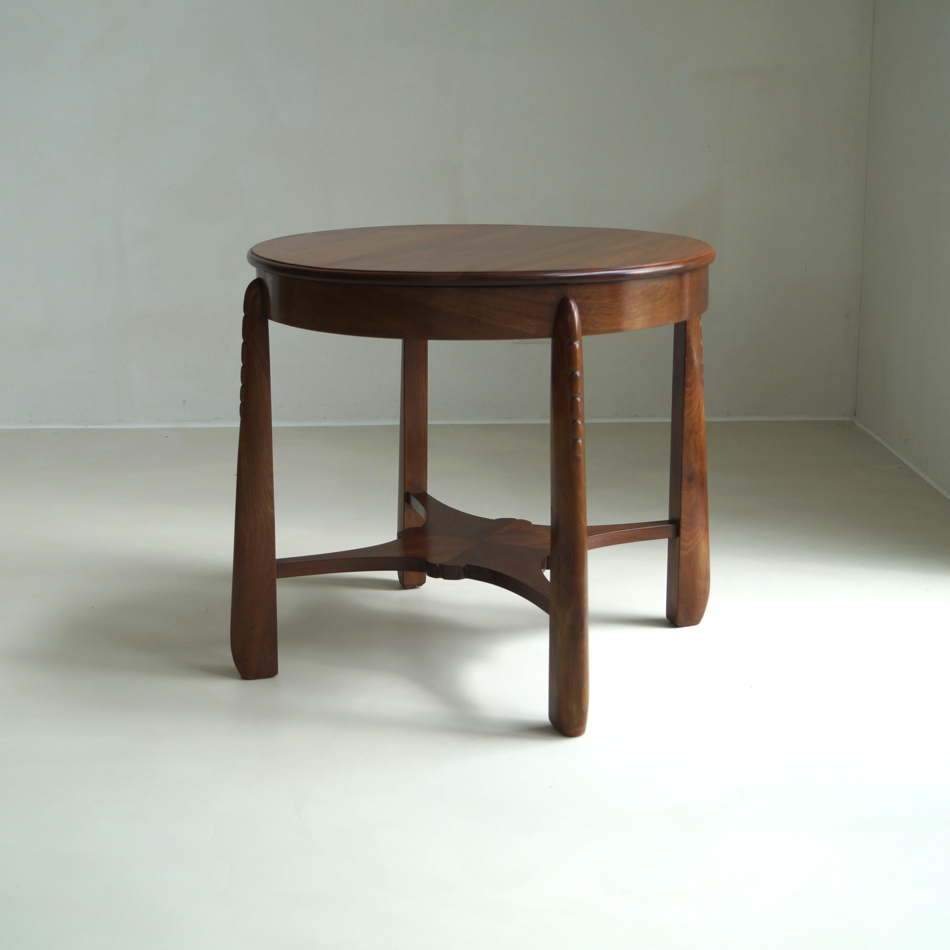 Table basse ronde hollandaise en acajou des années 1920, de la période de l'école d'Amsterdam, vers 1920.

Cette pièce est en très bon état, légèrement restaurée, très stable, avec un beau grain de bois et des détails sculpturaux décoratifs dans les