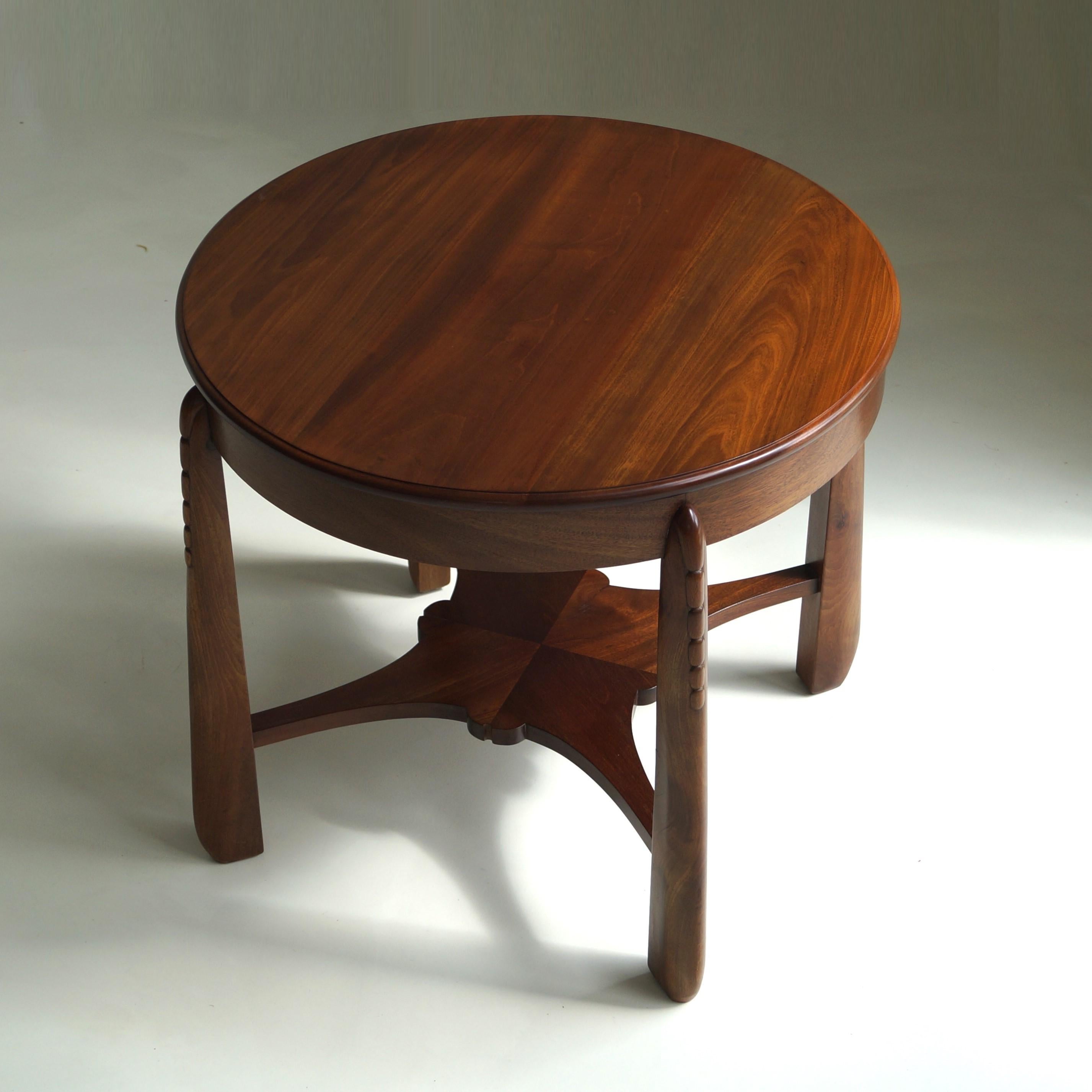 Néerlandais Table basse Art déco d'école d'Amsterdam au design sculptural, années 1920