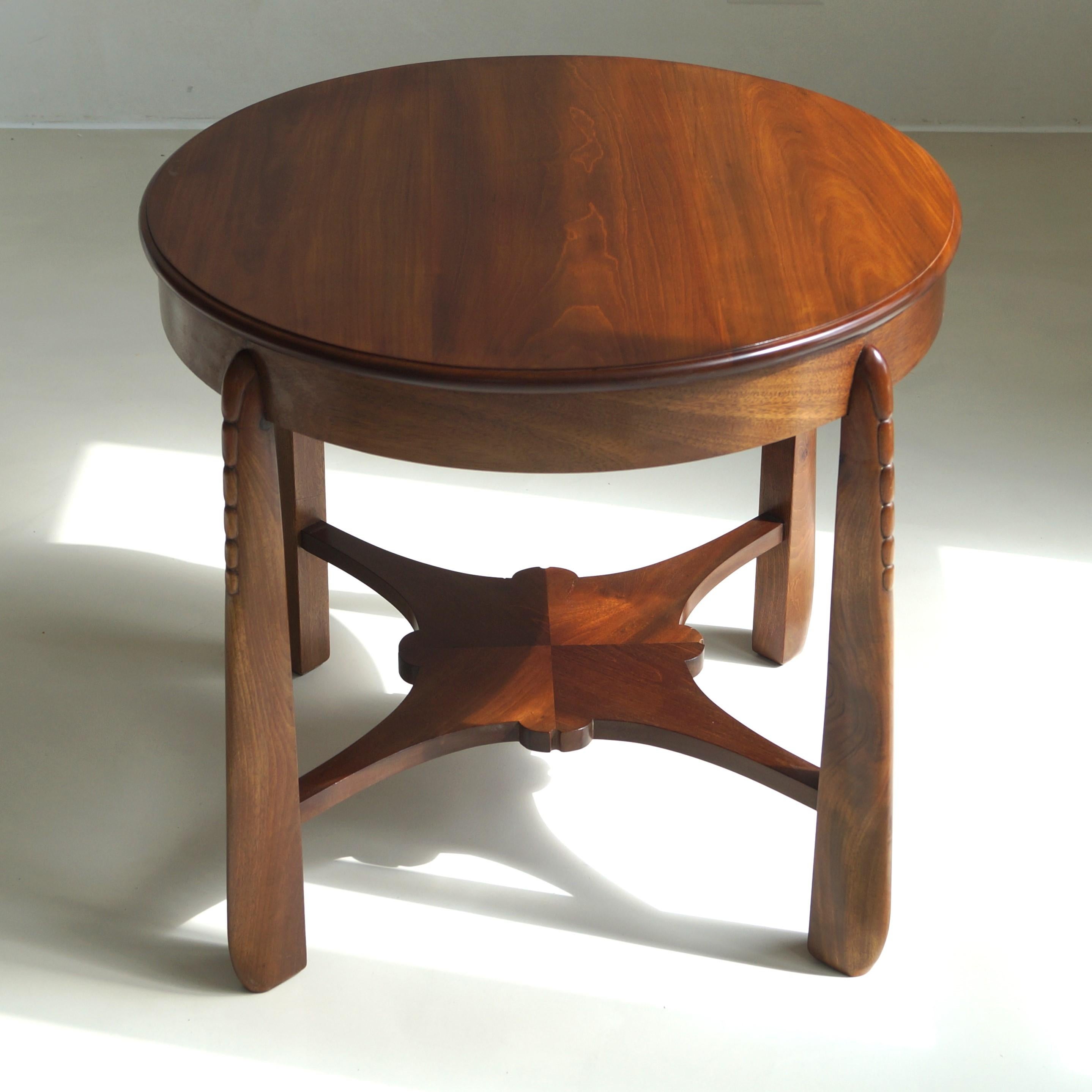 Fait main Table basse Art déco d'école d'Amsterdam au design sculptural, années 1920