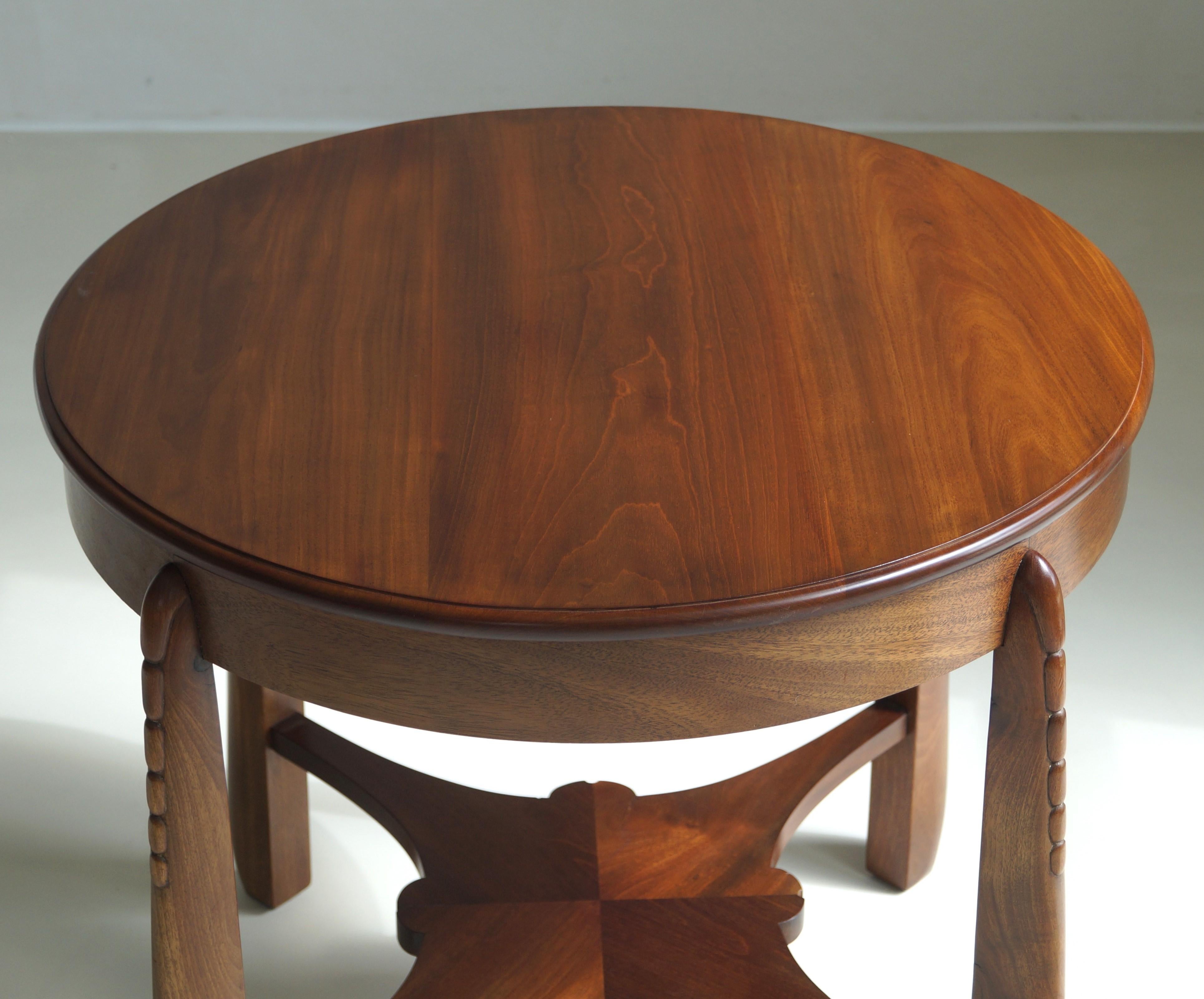 Table basse Art déco d'école d'Amsterdam au design sculptural, années 1920 Bon état à EVERDINGEN, NL