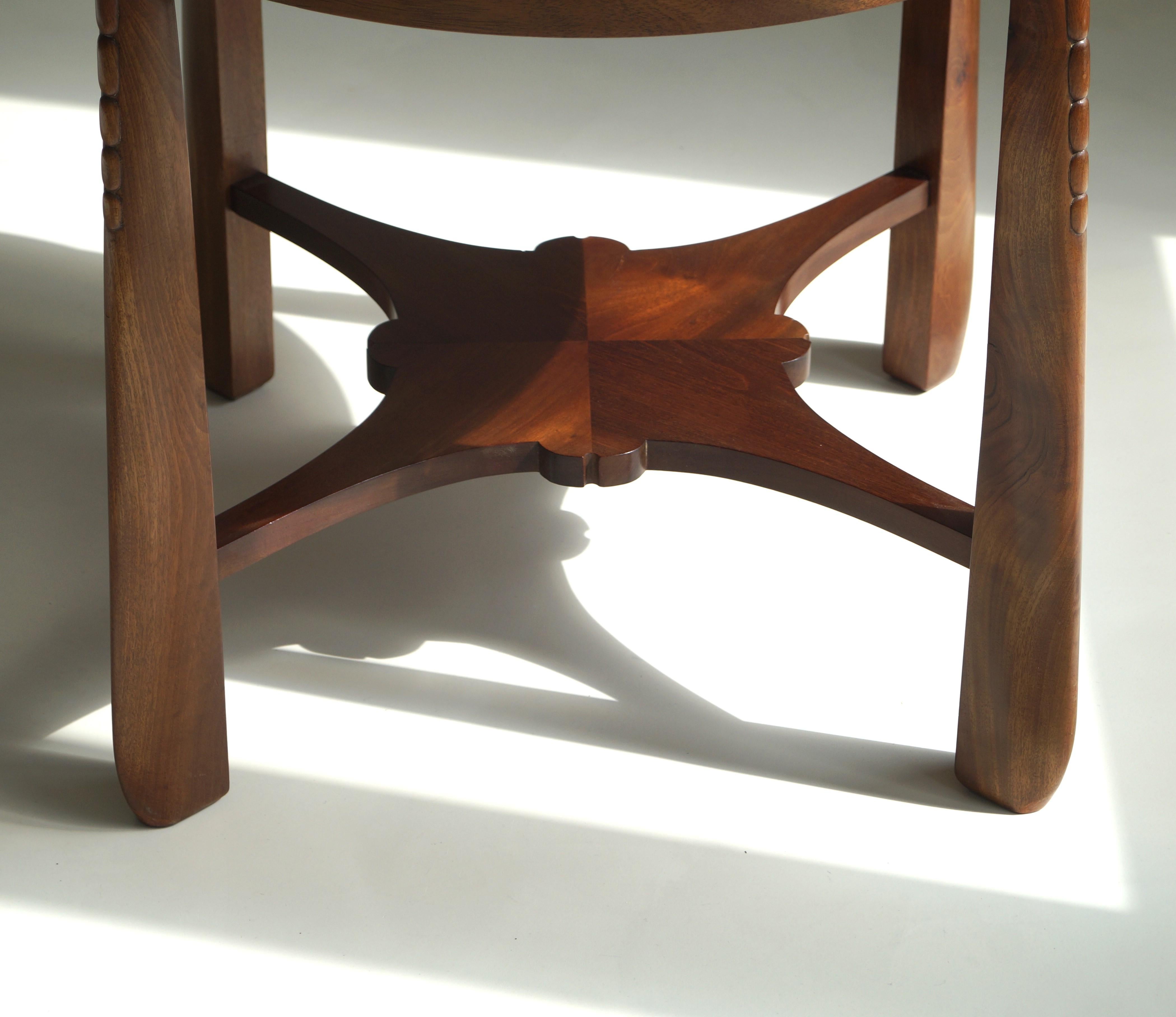 Début du 20ème siècle Table basse Art déco d'école d'Amsterdam au design sculptural, années 1920