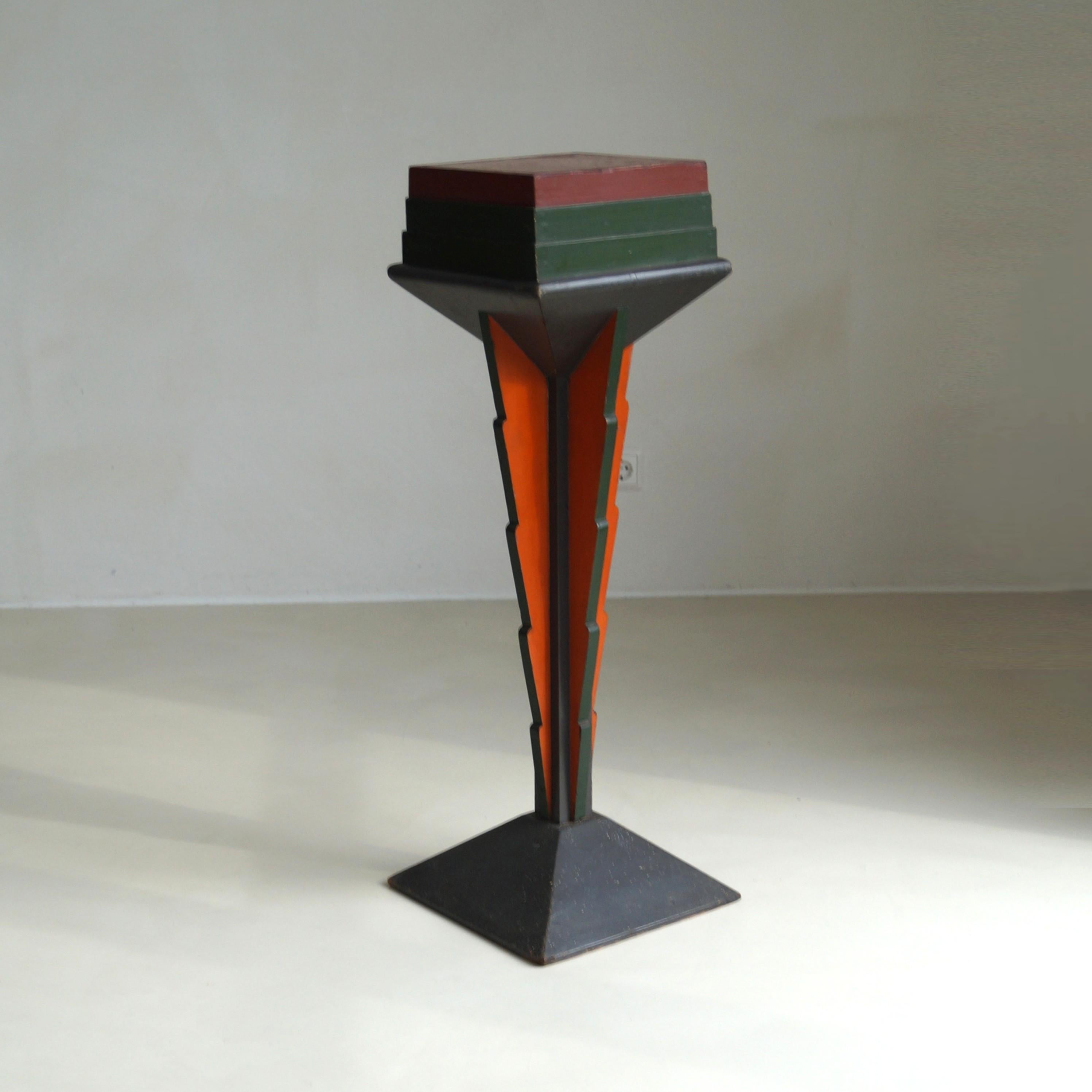 Pedestal de colores de la Escuela Holandesa Art Decó de Ámsterdam en su pintura original, años 20 en venta 6