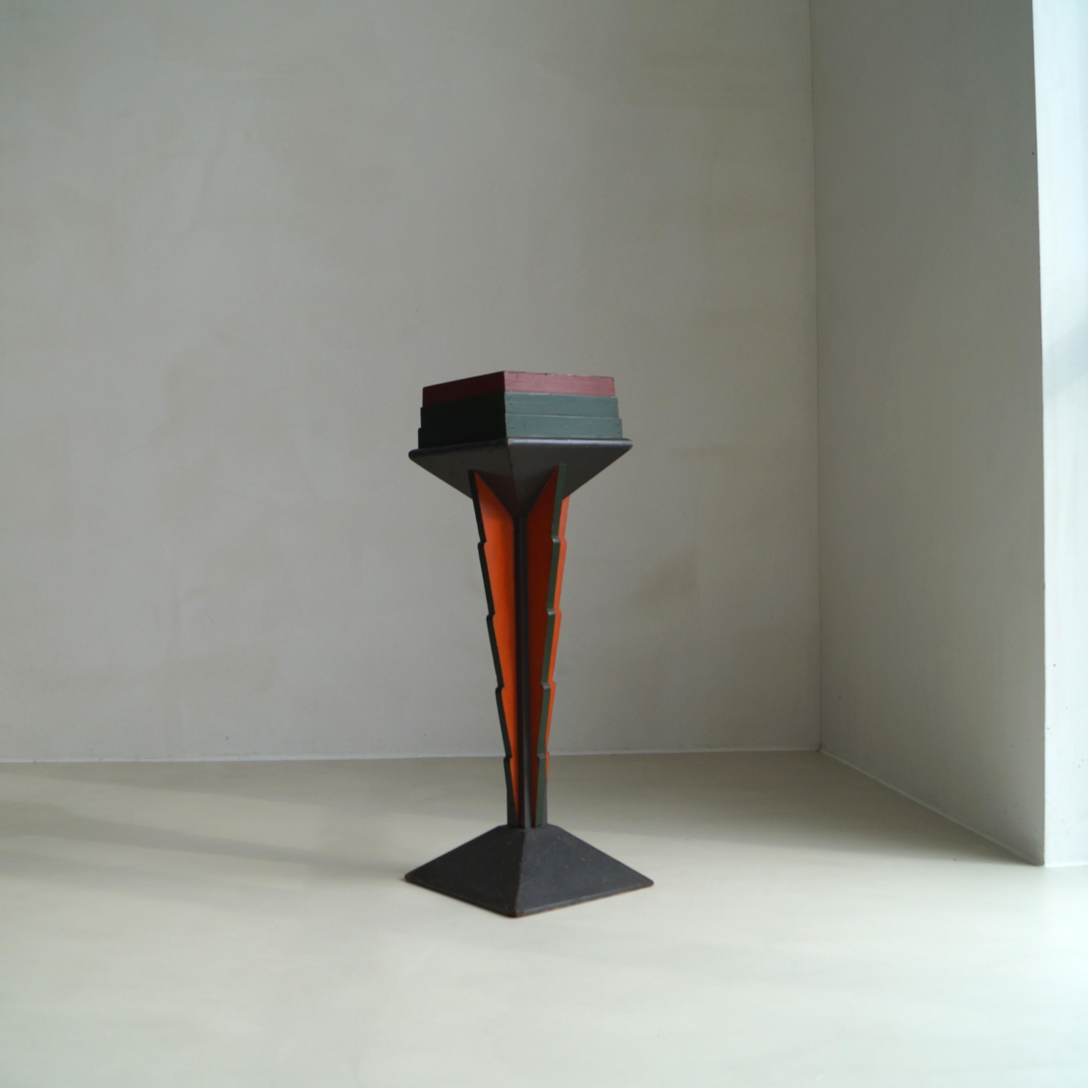 Pedestal de colores de la Escuela Holandesa Art Decó de Ámsterdam en su pintura original, años 20 en venta 7