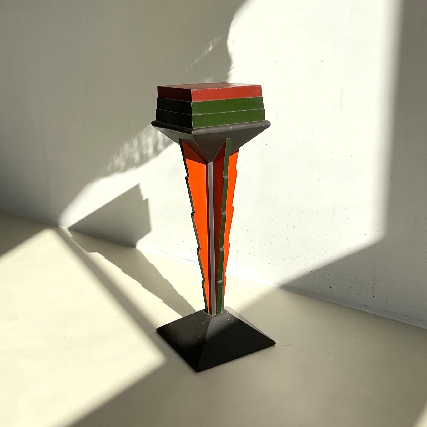 Pedestal de colores de la Escuela Holandesa Art Decó de Ámsterdam en su pintura original, años 20 Pintado a mano en venta