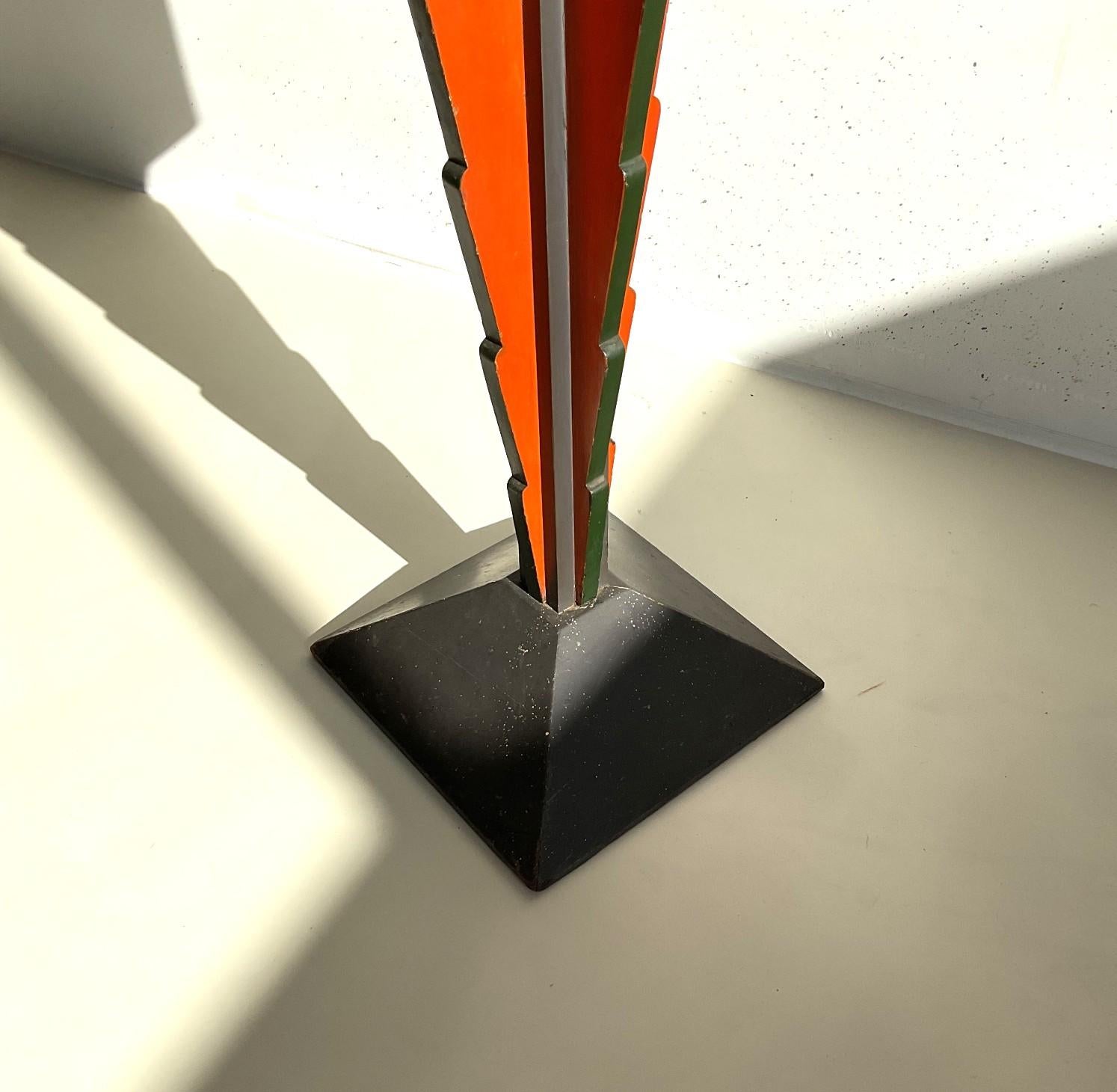Pedestal de colores de la Escuela Holandesa Art Decó de Ámsterdam en su pintura original, años 20 principios del siglo XX en venta