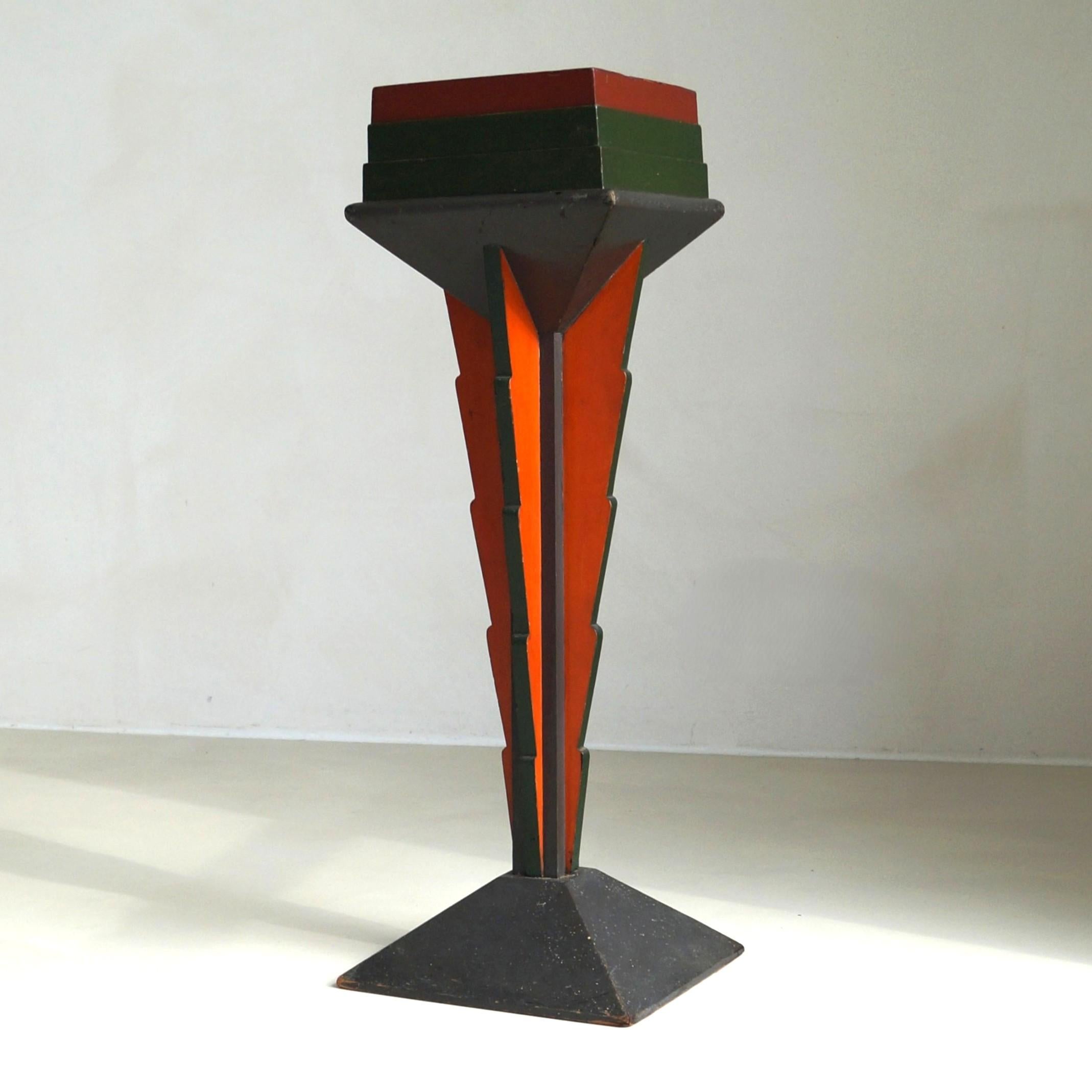 Pedestal de colores de la Escuela Holandesa Art Decó de Ámsterdam en su pintura original, años 20 en venta 1