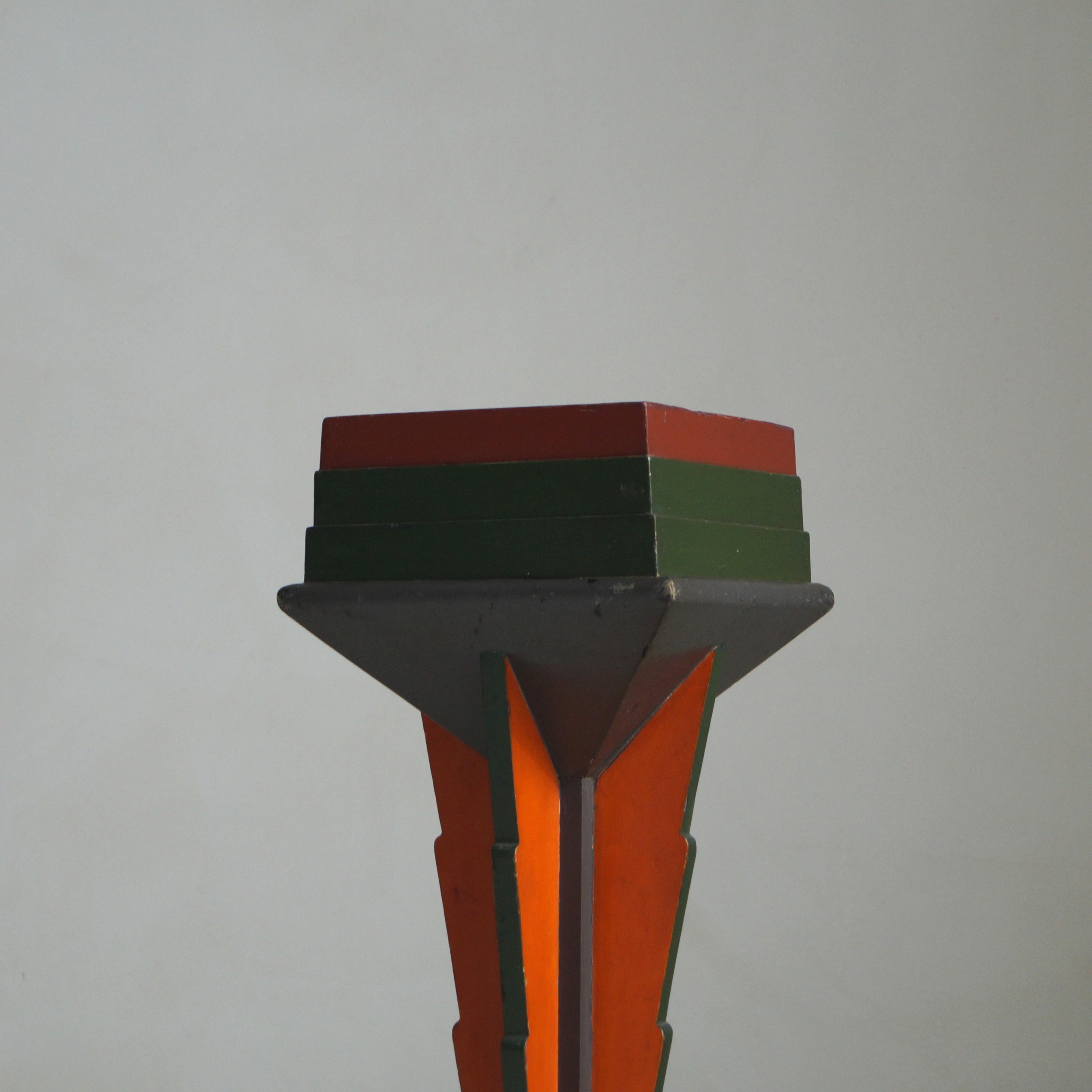 Pedestal de colores de la Escuela Holandesa Art Decó de Ámsterdam en su pintura original, años 20 en venta 2