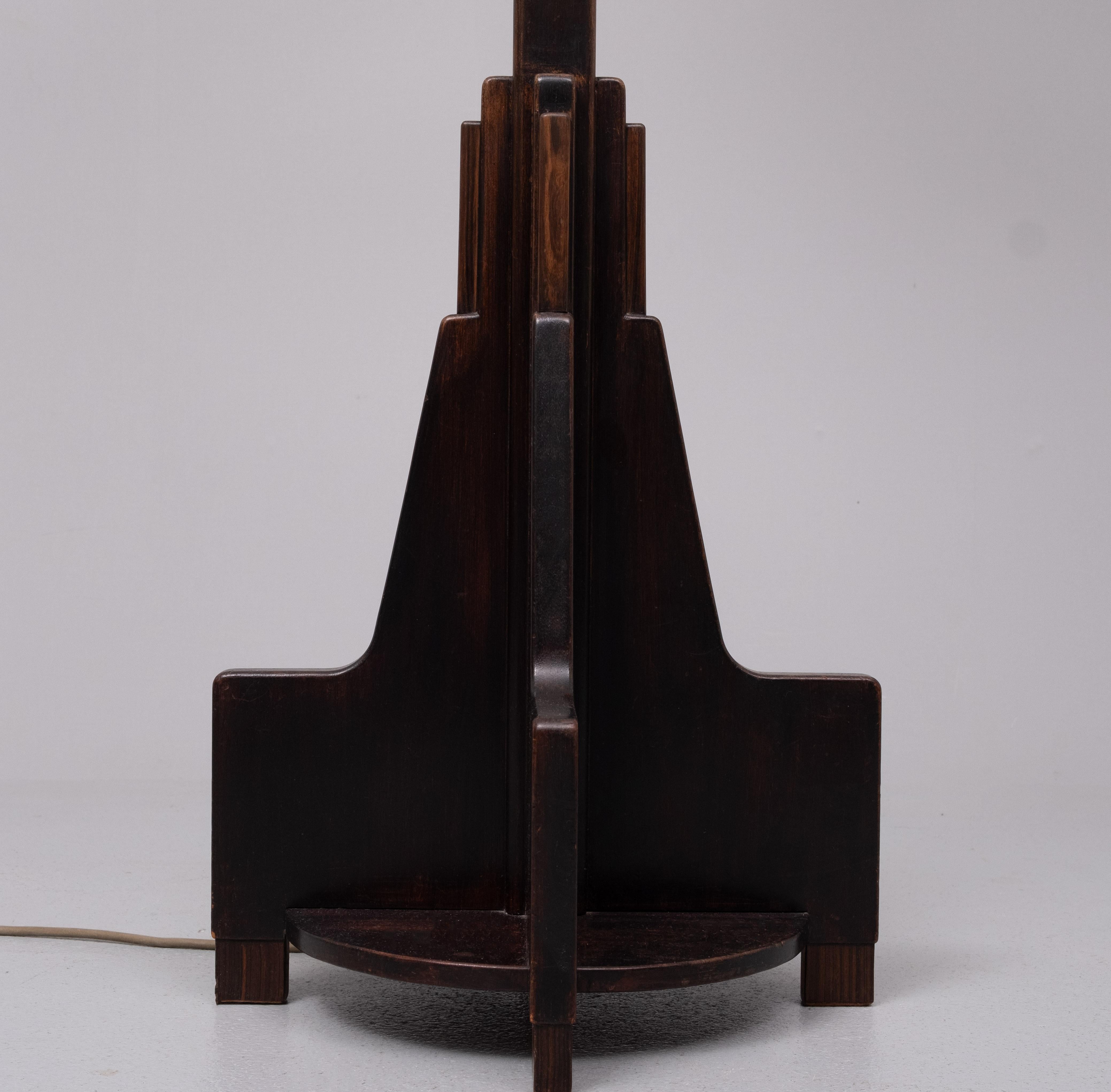 Very nice architectural shaped .Floor lamp .Amsterdamse School 
style .Dutch Art Deco . 1920s . Solid Oak wood  with coromandel wood
details . Nice patine .Original period piece . 