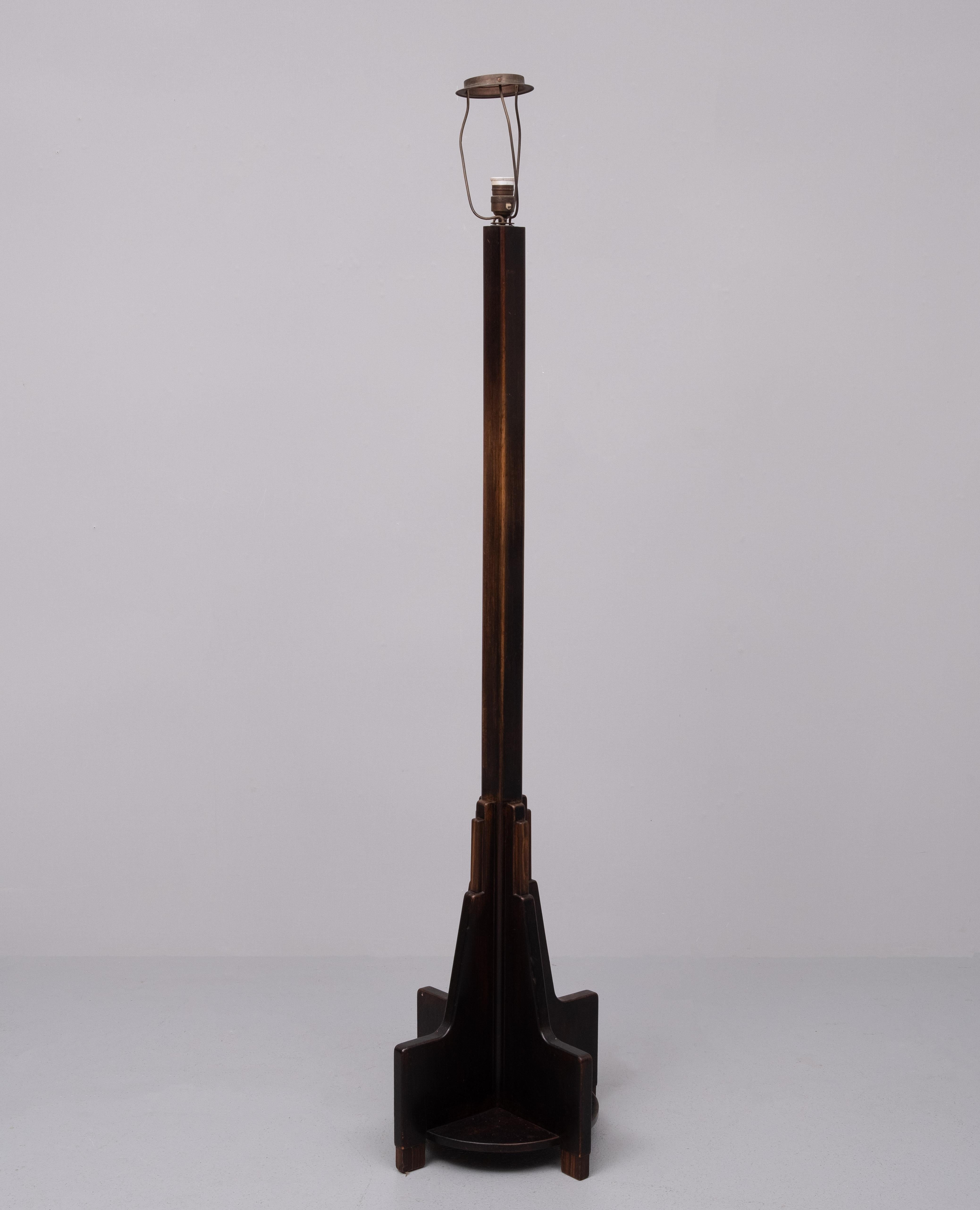Dutch Art Deco Amsterdam School Floor Lamp  1920/30s In Good Condition For Sale In Den Haag, NL