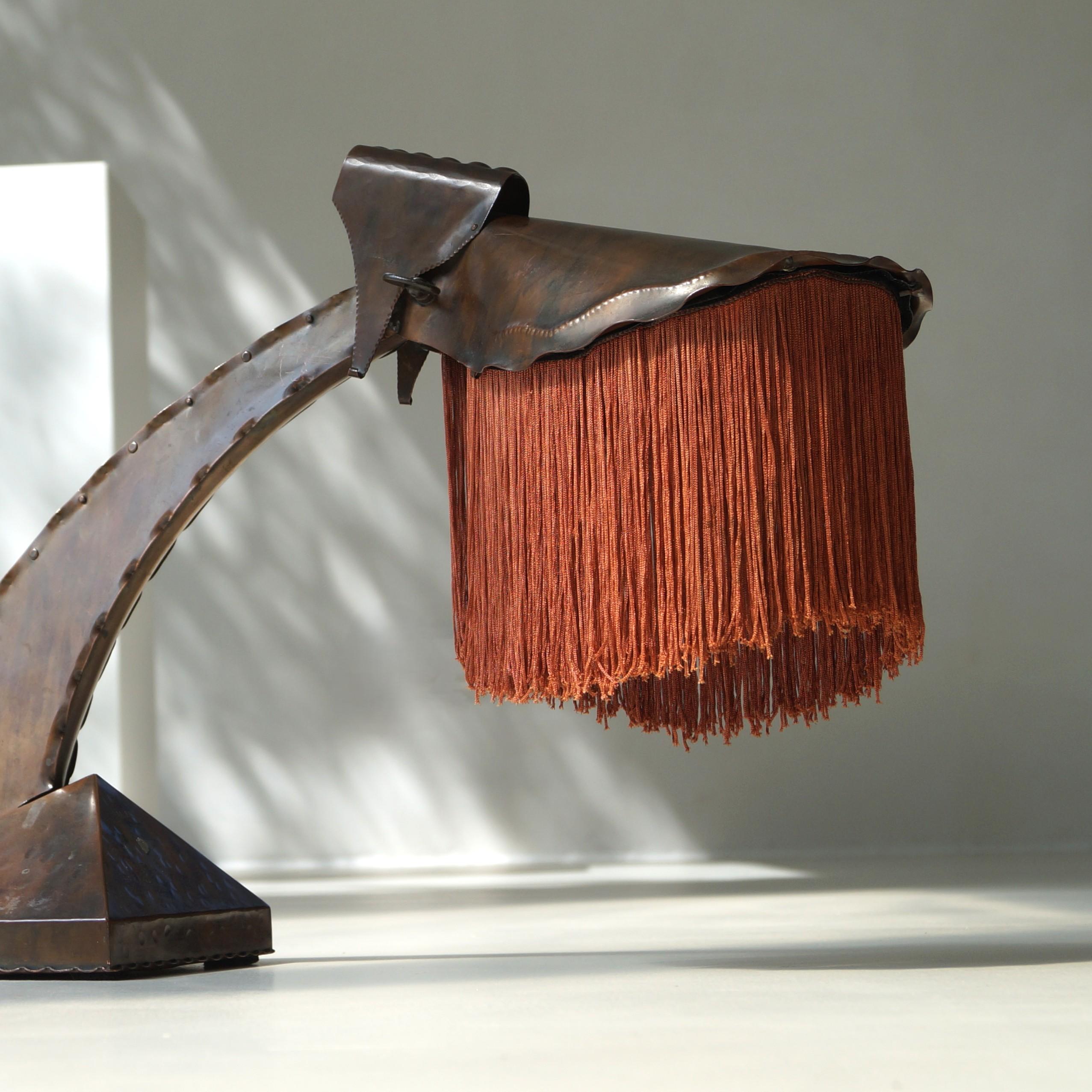 Dutch Art Deco Amsterdam School fringed copper desk lamp by Conrad Fehn, 1920s In Good Condition For Sale In EVERDINGEN, NL