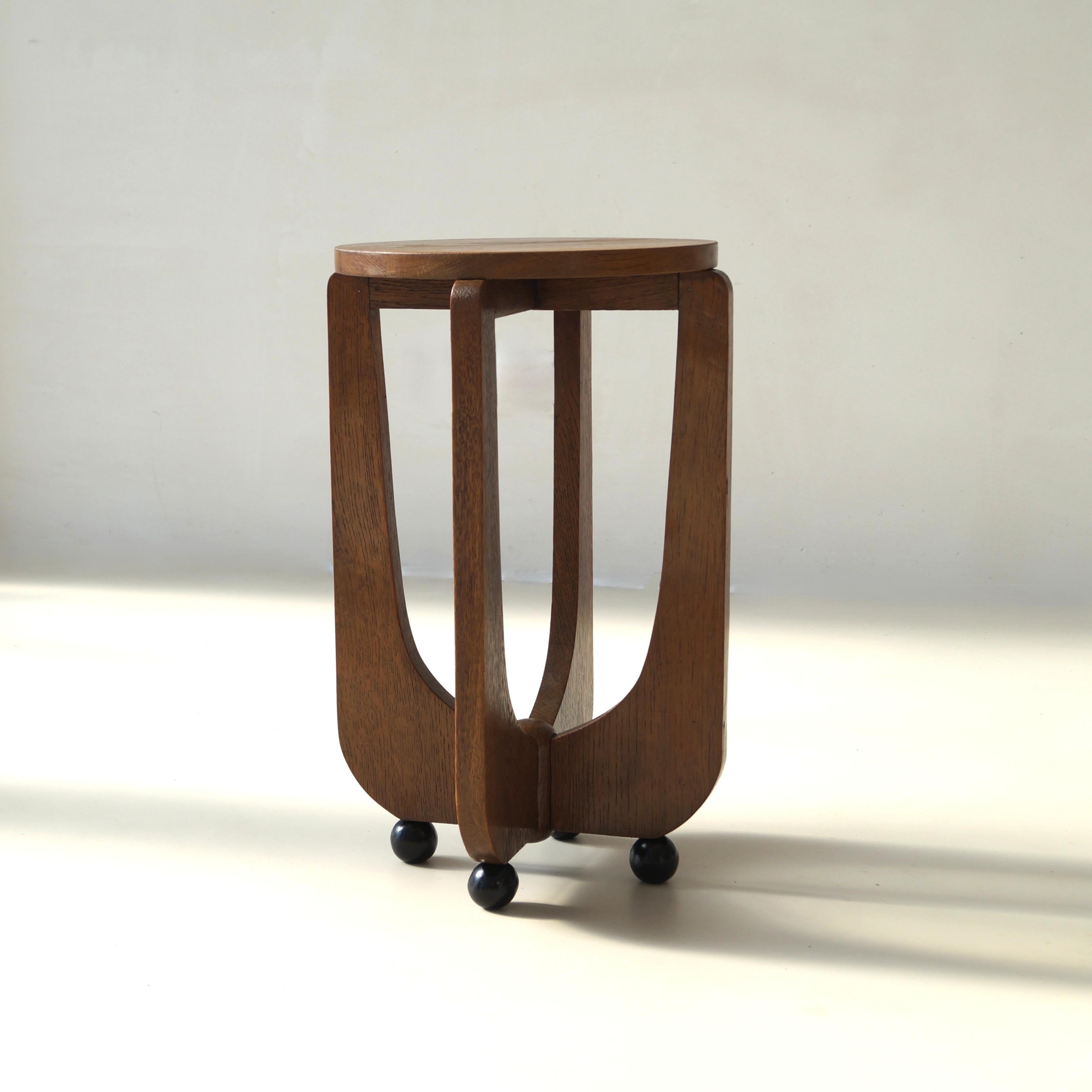 Ein niederländischer Art Deco Beistelltisch in bescheidener Größe aus Eiche und schwarz lackierten Kugeln als Füße. Ein sehr schönes Akzentstück in interessanten, eklektischen Innenräumen. Es ist ein sehr gut gemachter und stabiler kleiner Tisch mit