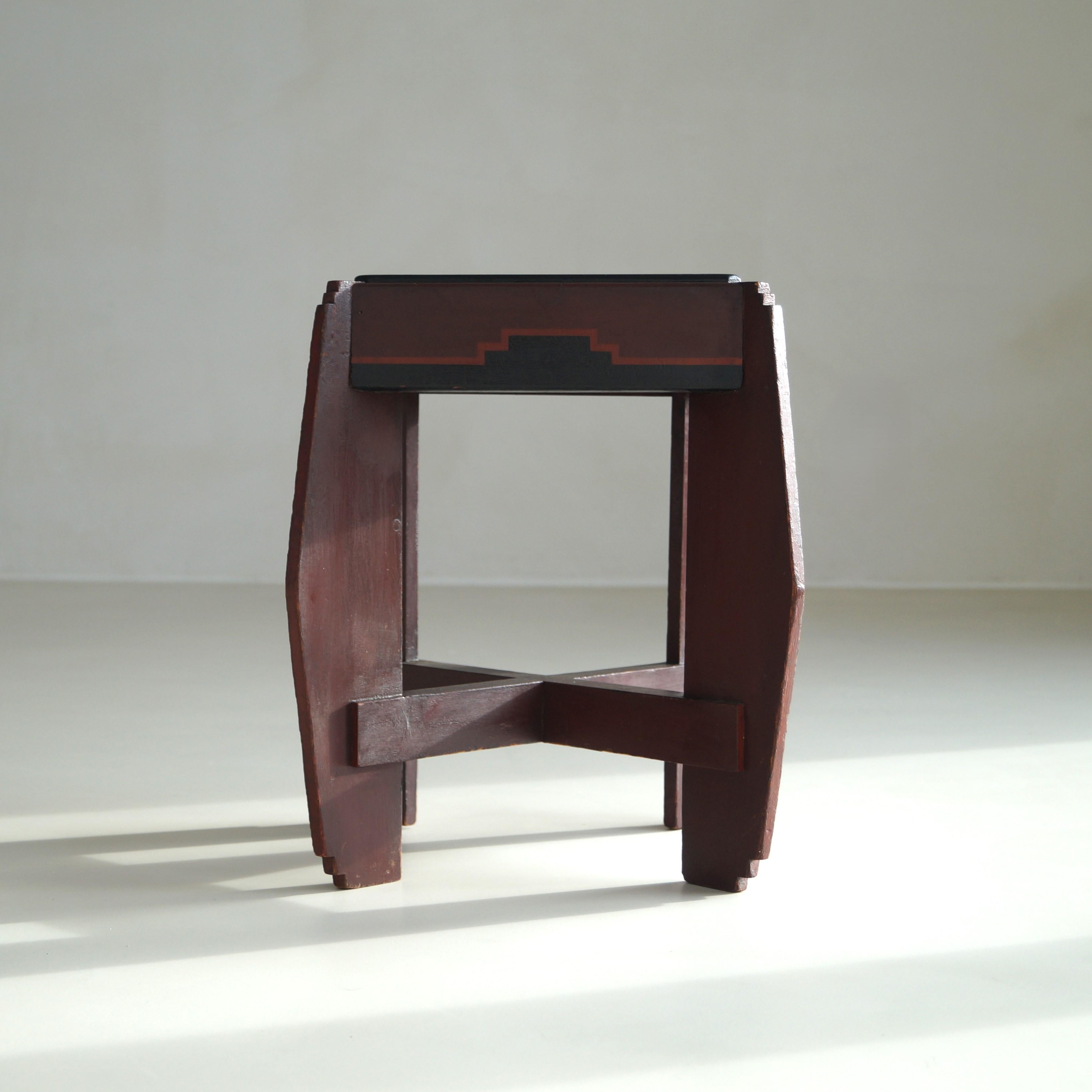 A lovely small planttable or pedestal, very recognizably Amsterdamse School period, ca. 1925. The paintwork has similarities to designs by Jan van Zeeland, a designer from the DUtch Art Deco period who  is known for his hand-painted side tables. The