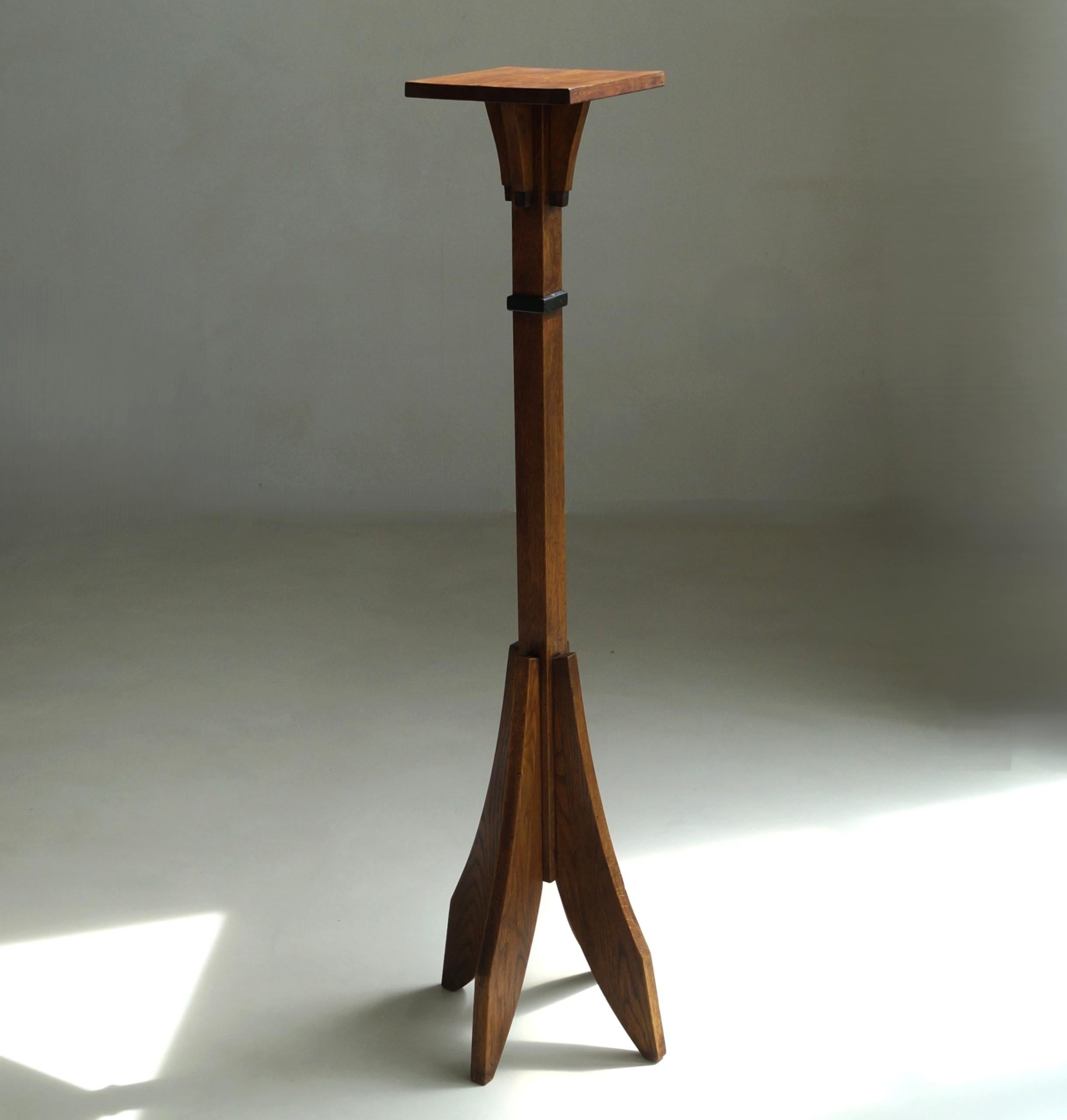 Art Déco Dutch Art Deco Amsterdam School pedestal in oak, 1920s in vendita