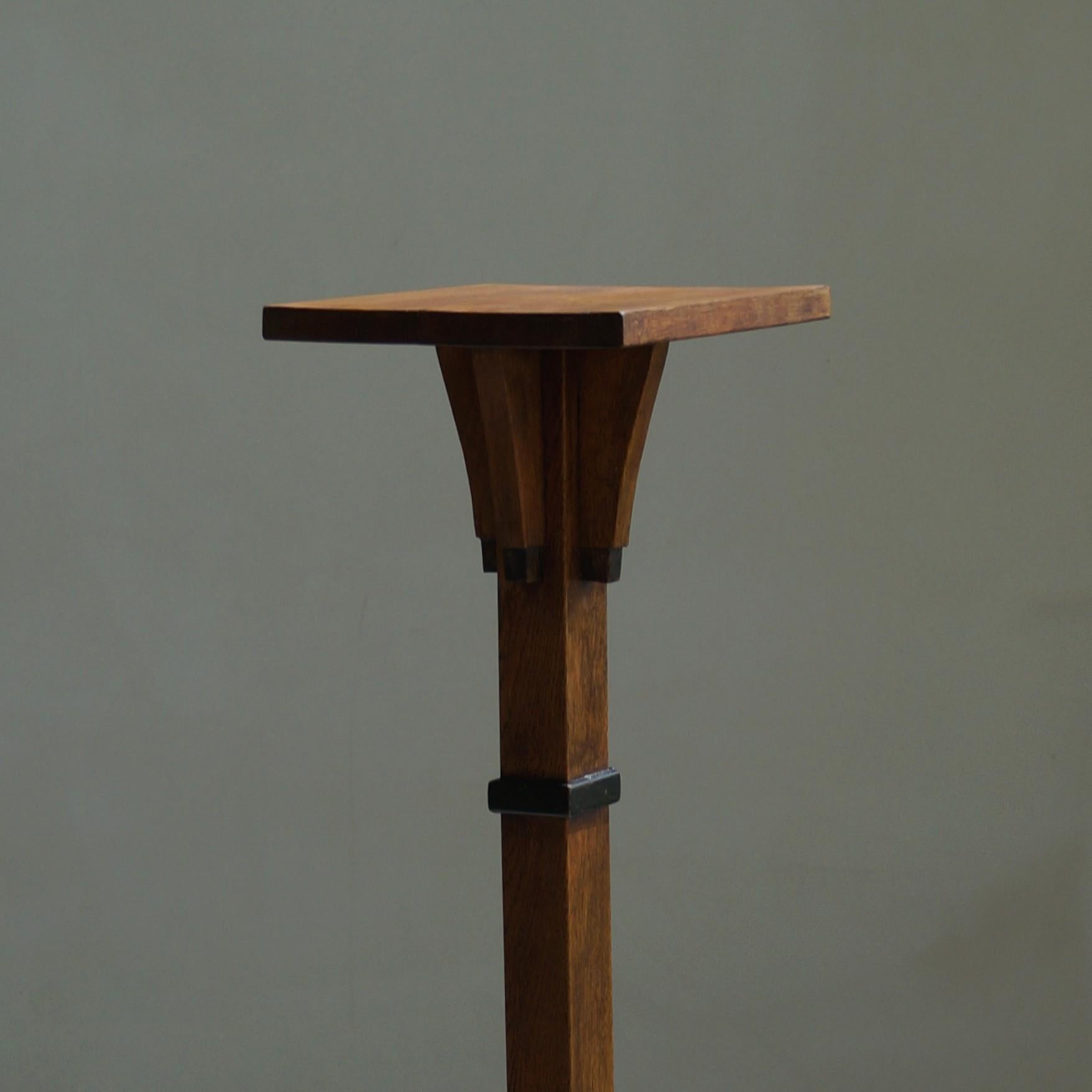 Olandese Dutch Art Deco Amsterdam School pedestal in oak, 1920s in vendita