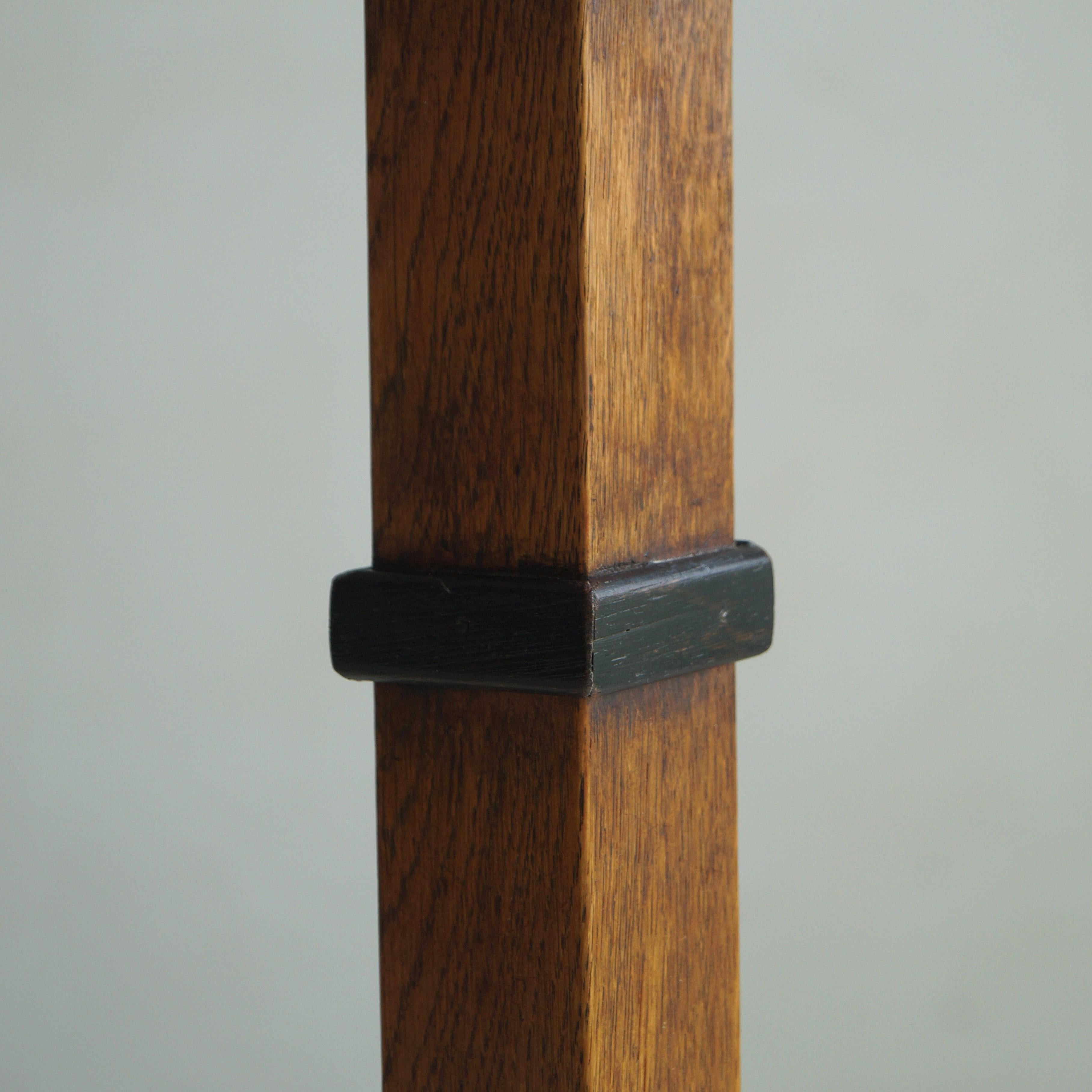 Fatto a mano Dutch Art Deco Amsterdam School pedestal in oak, 1920s in vendita
