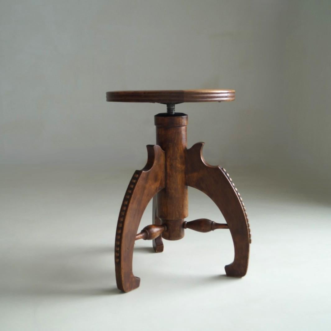 Néerlandais Tabouret de piano Art déco hollandais de l'école d'Amsterdam avec un design sculptural, années 1920 en vente