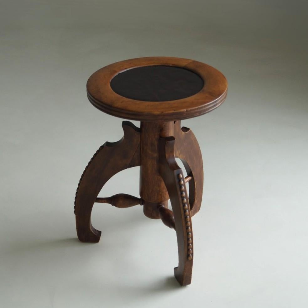 Sculpté à la main Tabouret de piano Art déco hollandais de l'école d'Amsterdam avec un design sculptural, années 1920 en vente