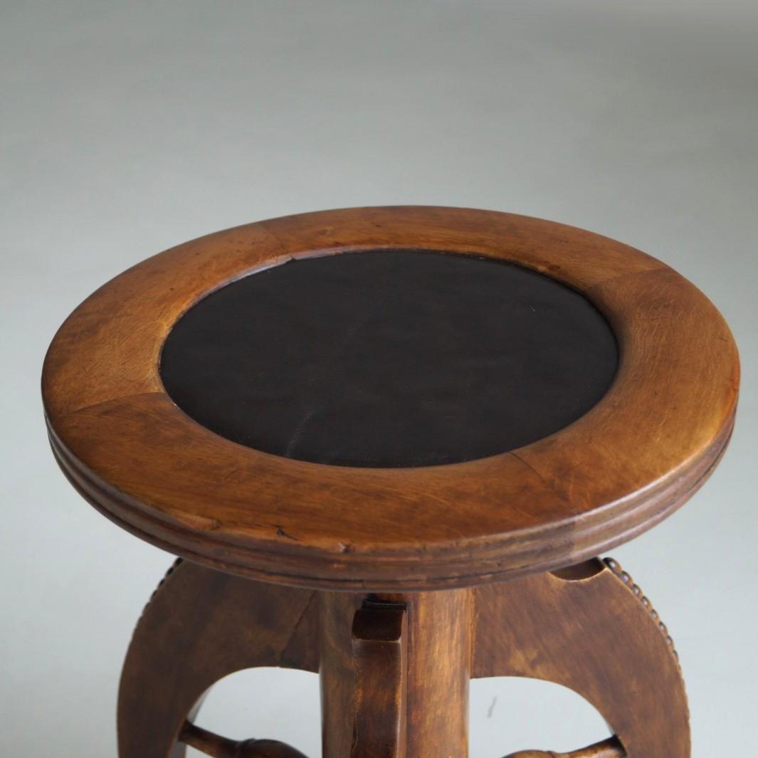 Tabouret de piano Art déco hollandais de l'école d'Amsterdam avec un design sculptural, années 1920 Bon état - En vente à EVERDINGEN, NL
