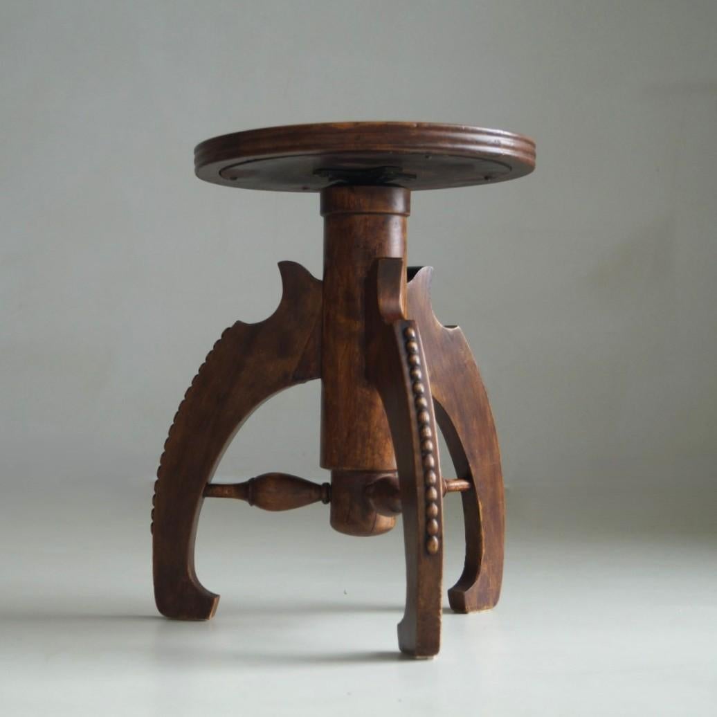 Chêne Tabouret de piano Art déco hollandais de l'école d'Amsterdam avec un design sculptural, années 1920 en vente