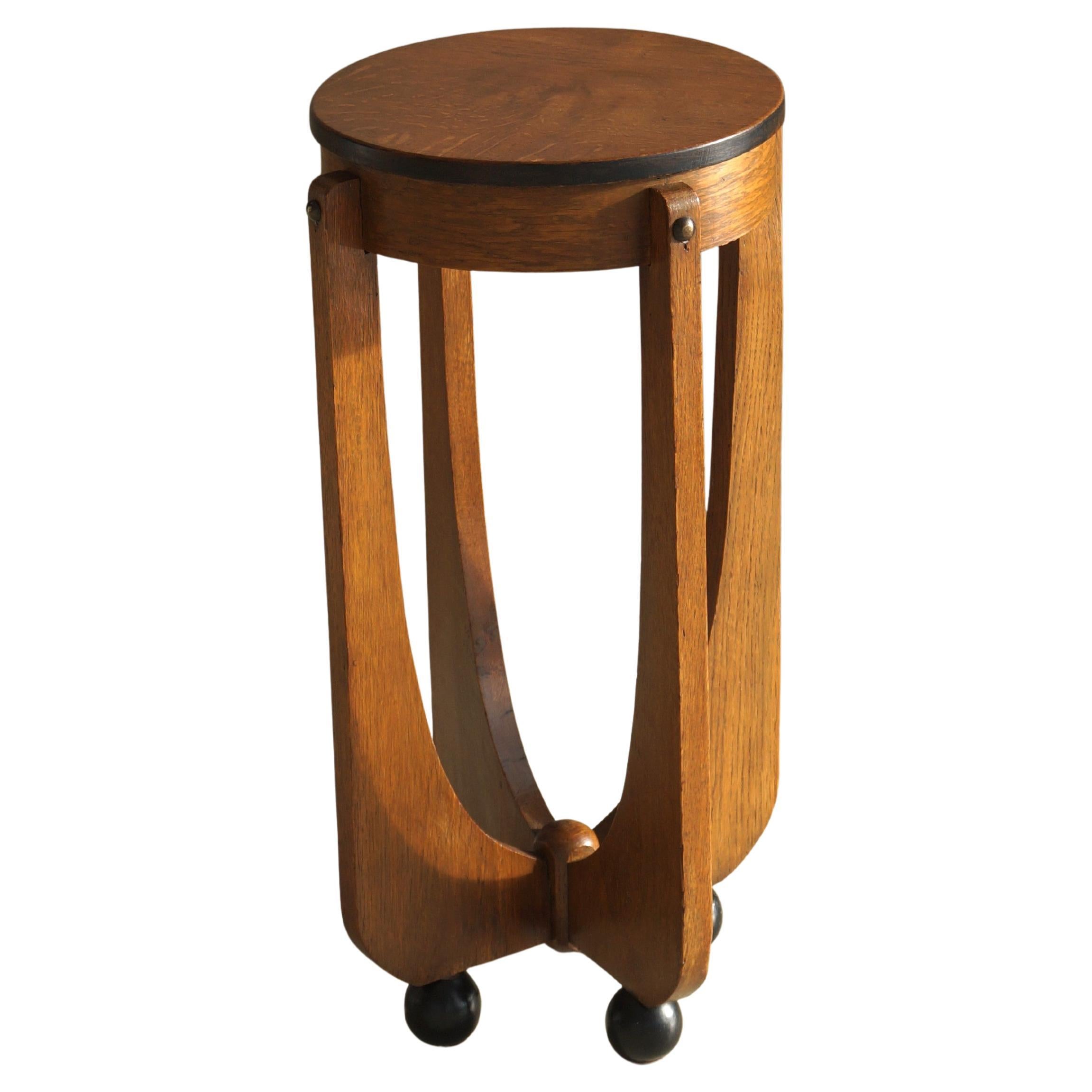 Dutch Art Deco Amsterdam School sculptural table on ball feet, 1920s en venta