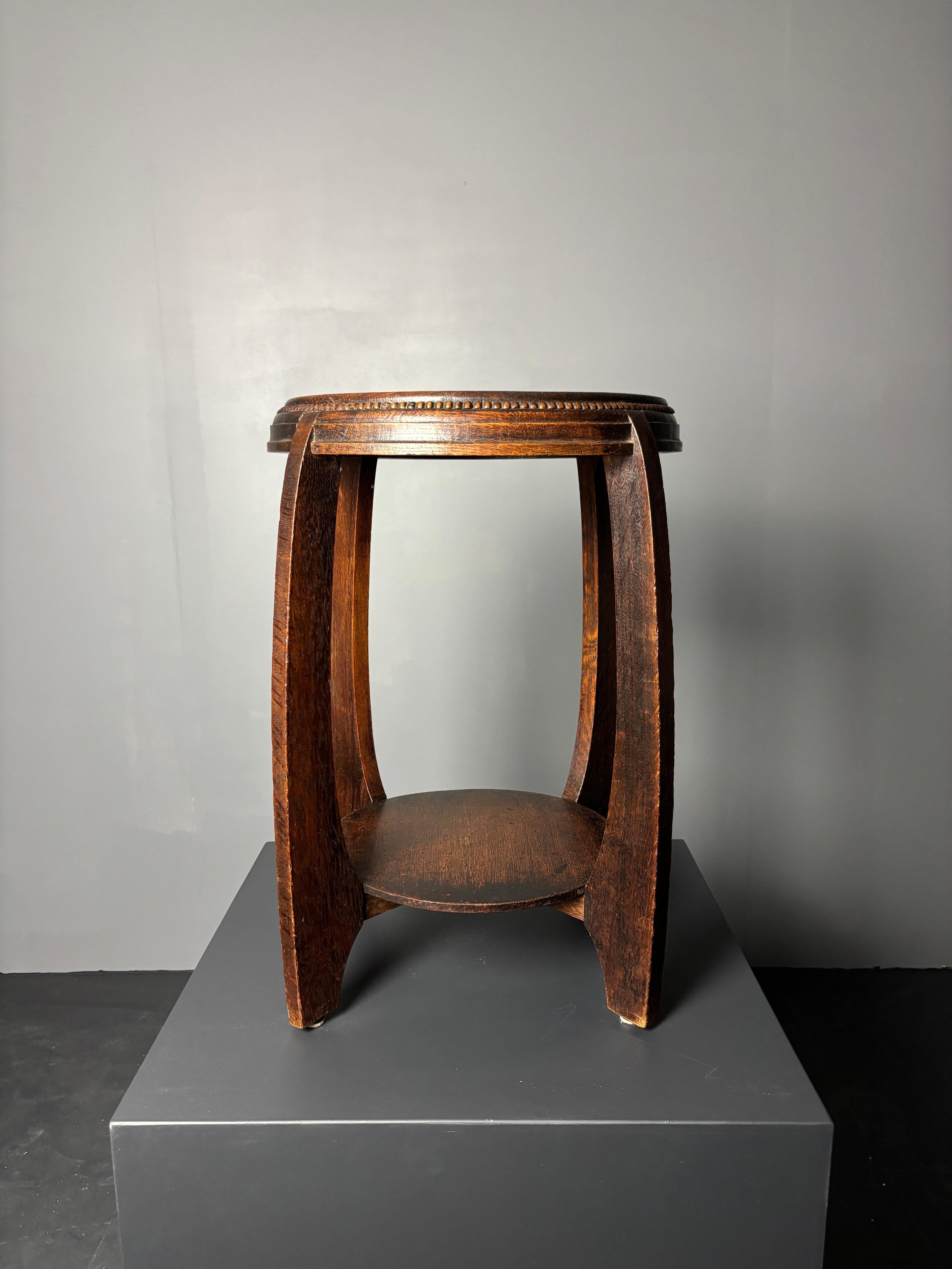 Lovely dutch Art Deco side table 1930s. This table in in good vintage condition, with some light wear and a gorgeous patine. Two small honest repairs as can be seen in the pics on the inside of the table so practically not visible. 