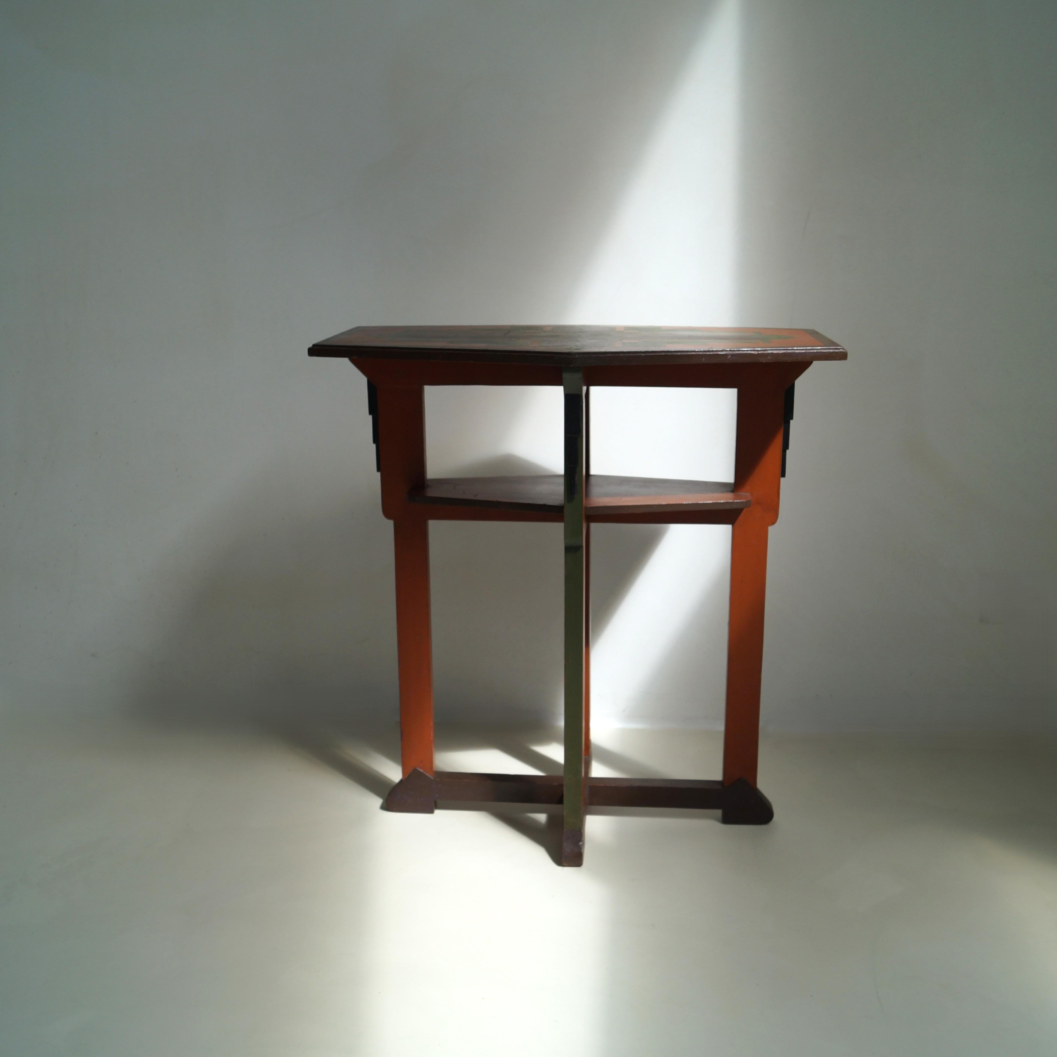 Dutch Art Deco Amsterdam School table in its original paint, 1920s Pintado a mano en venta