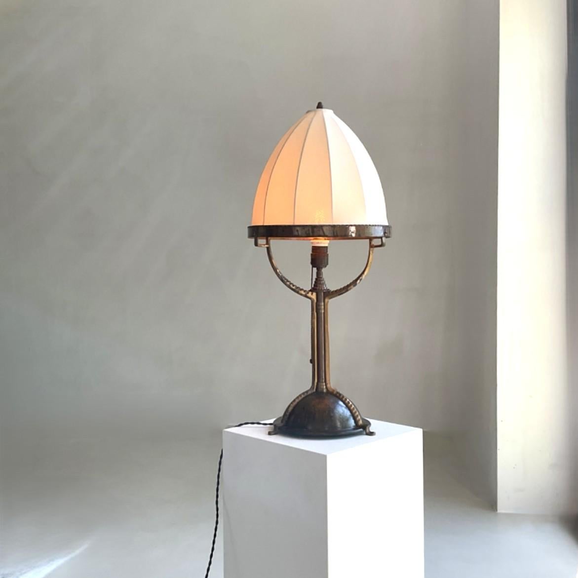 Impresionante lámpara de sobremesa de Winkelman & Van der Bijl, fabricada en la década de 1920 en bronce y cobre, un raro hallazgo con detalles finamente ejecutados -. Esta pieza es un bello ejemplo de las artes aplicadas holandesas, que mezcla el