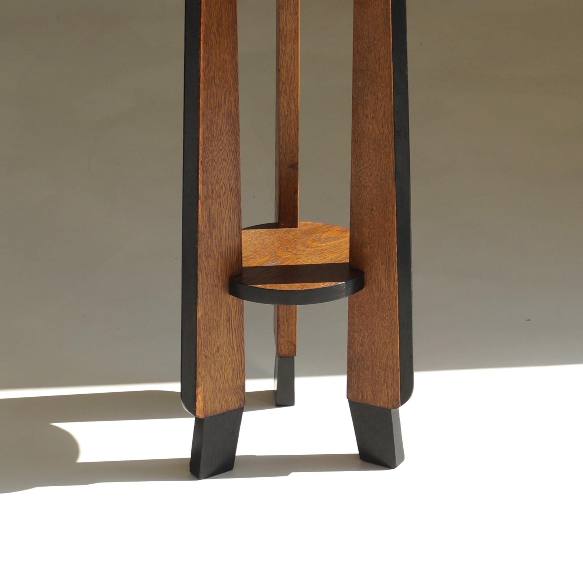 Socle tripode en chêne de l'école d'Amsterdam, art déco hollandais, années 1920 en vente 2