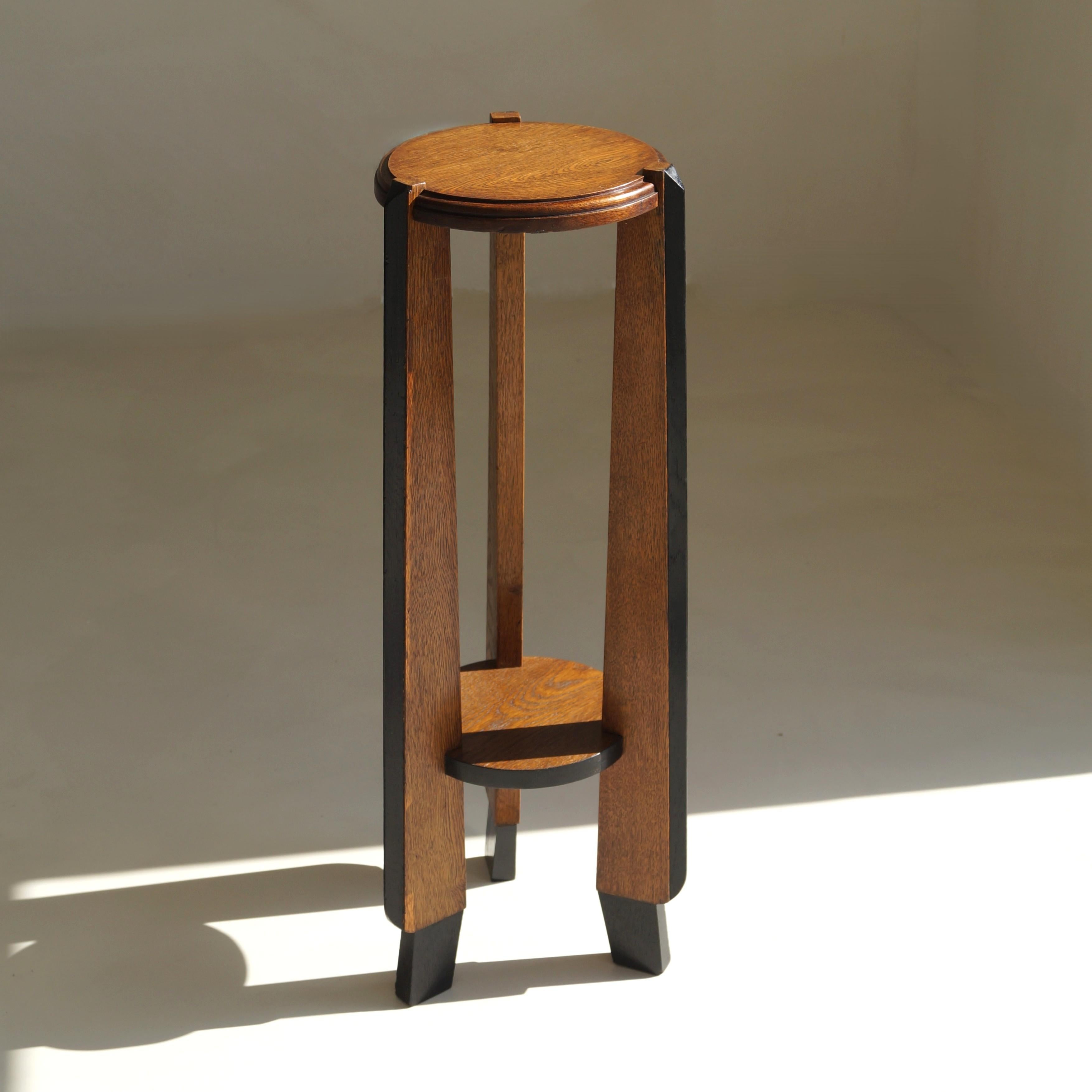 Néerlandais Socle tripode en chêne de l'école d'Amsterdam, art déco hollandais, années 1920 en vente