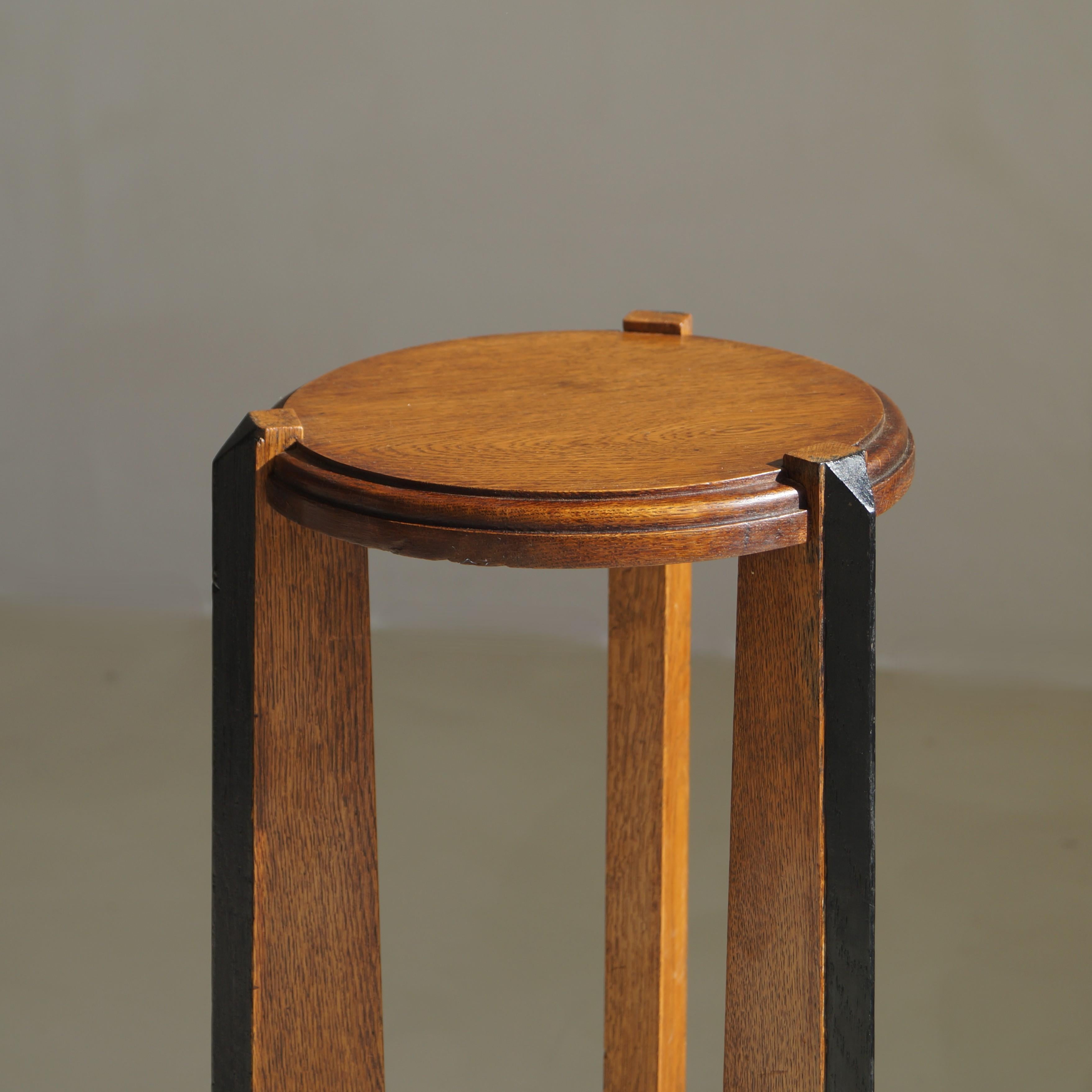 Socle tripode en chêne de l'école d'Amsterdam, art déco hollandais, années 1920 Bon état - En vente à EVERDINGEN, NL