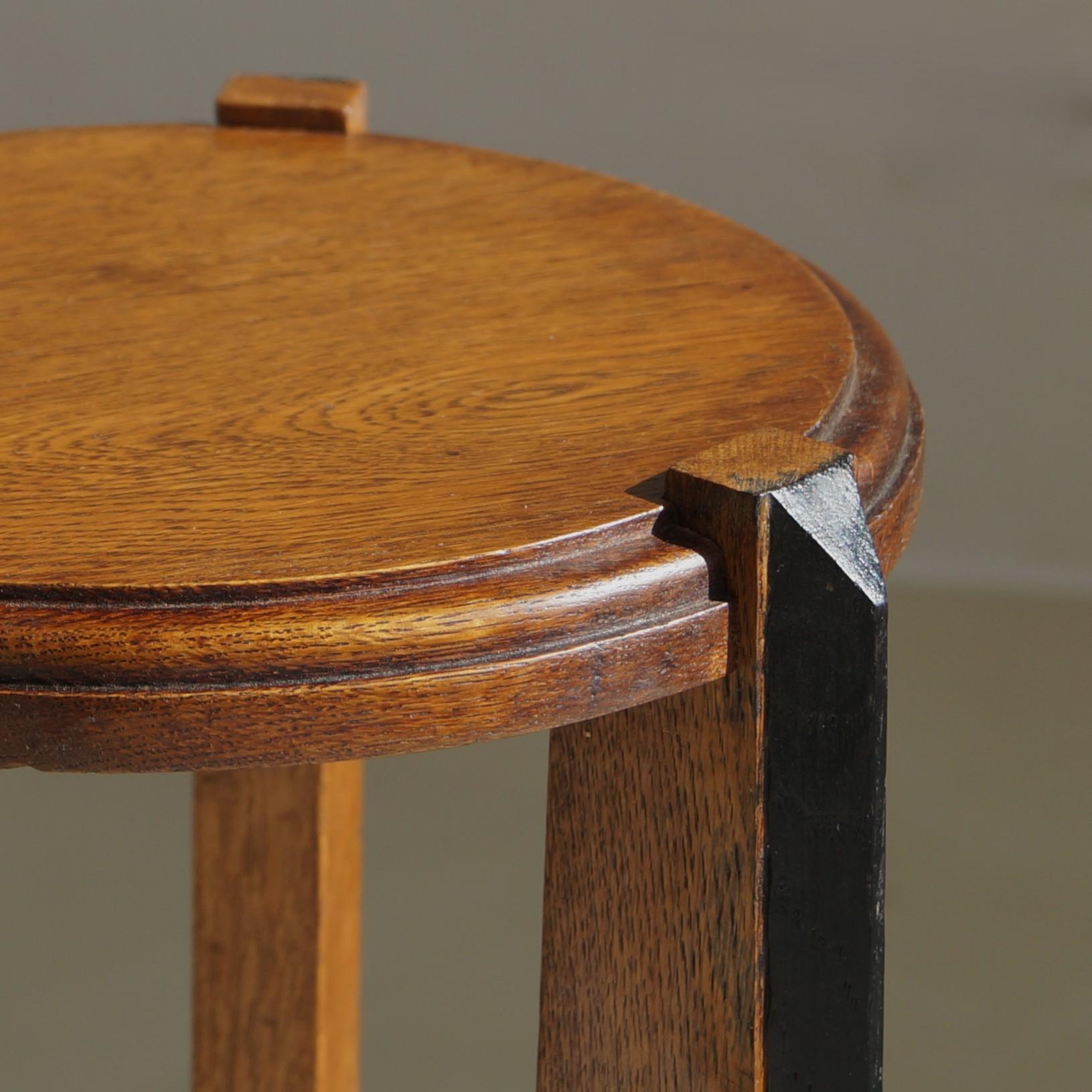 Début du 20ème siècle Socle tripode en chêne de l'école d'Amsterdam, art déco hollandais, années 1920 en vente