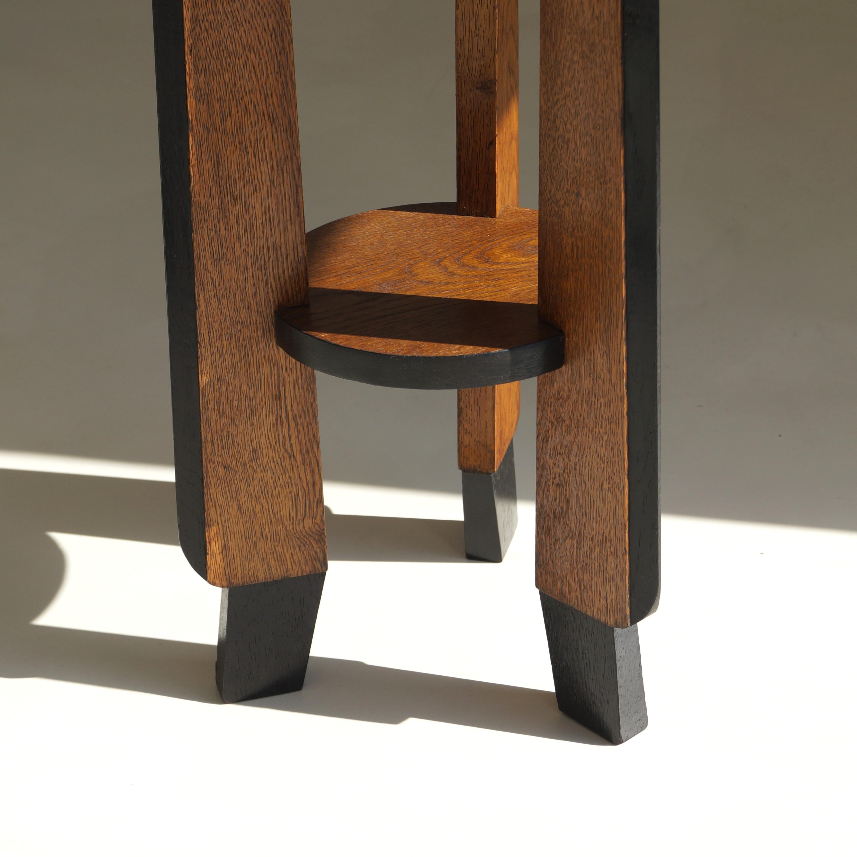 Bois Socle tripode en chêne de l'école d'Amsterdam, art déco hollandais, années 1920 en vente
