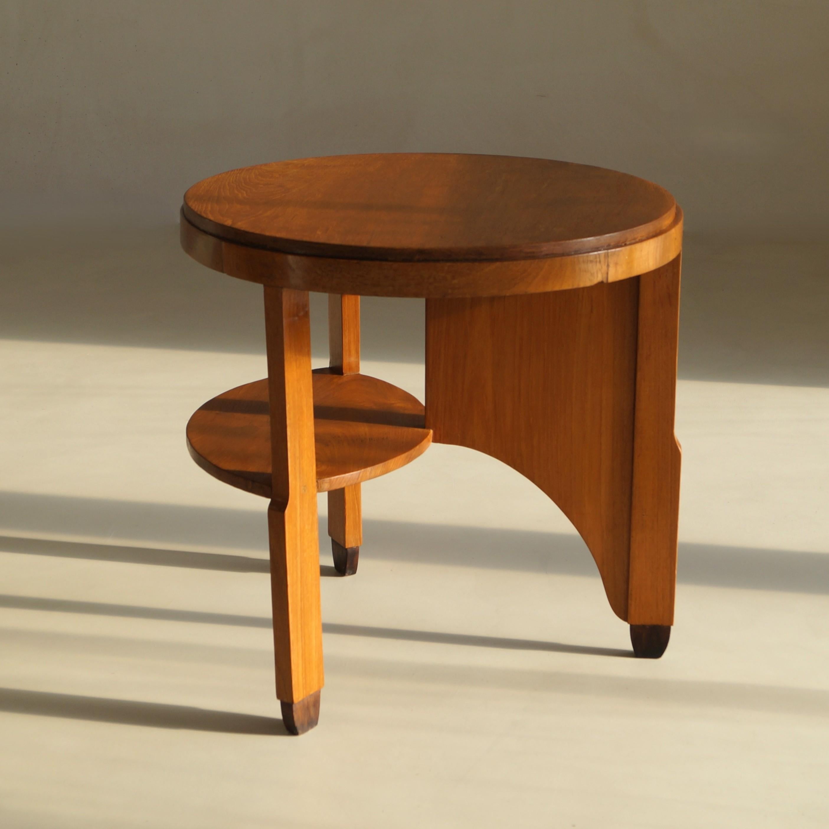Une table d'appoint asymétrique au design extraordinaire, présentant une géométrie et un savoir-faire distinctifs.
Exécuté en teck - un matériau inhabituel pour l'époque, où le chêne et l'acajou étaient les choix dominants - cet exemple provient