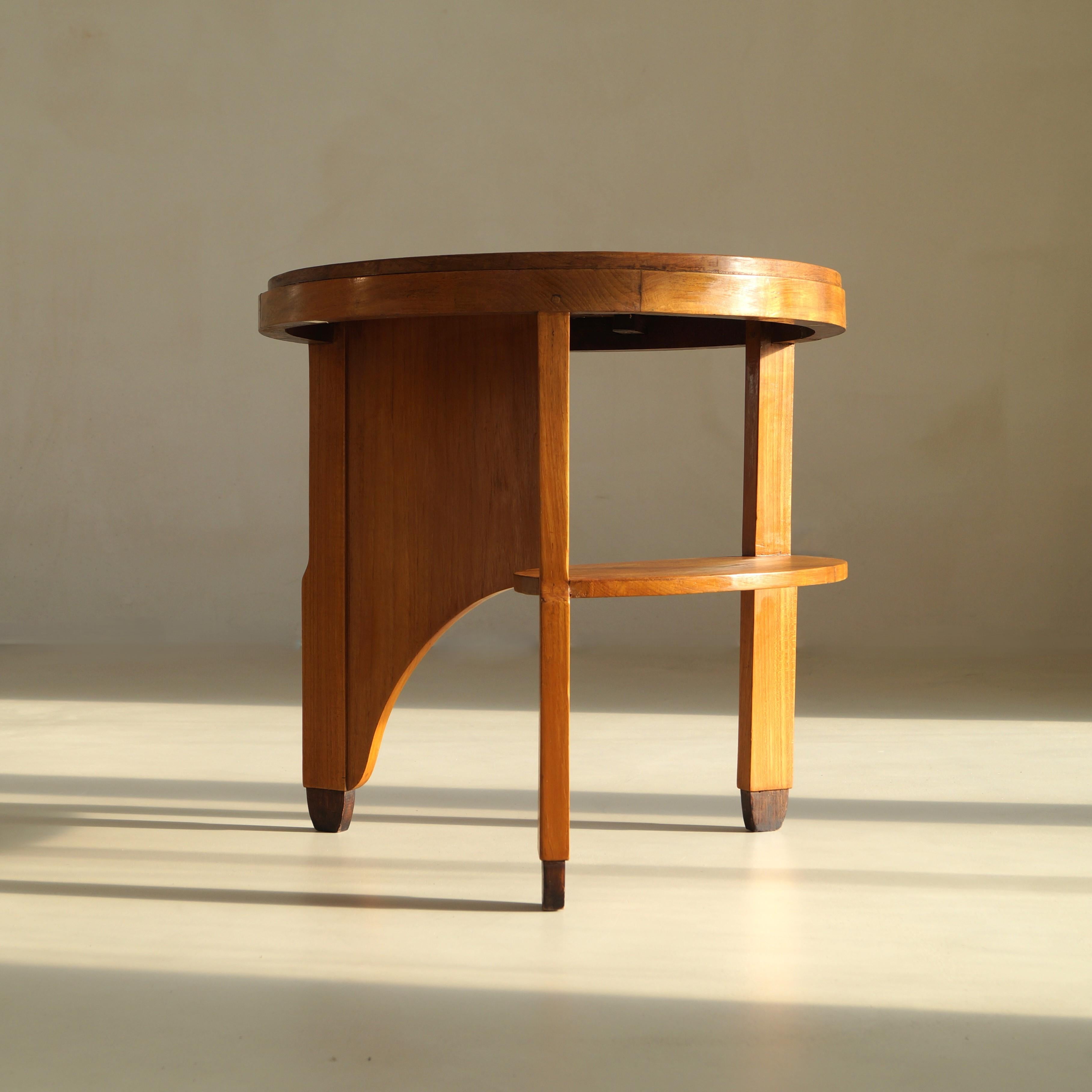 Table d'appoint asymétrique Art déco hollandais, style école d'Amsterdam, vers 1925 Bon état - En vente à EVERDINGEN, NL