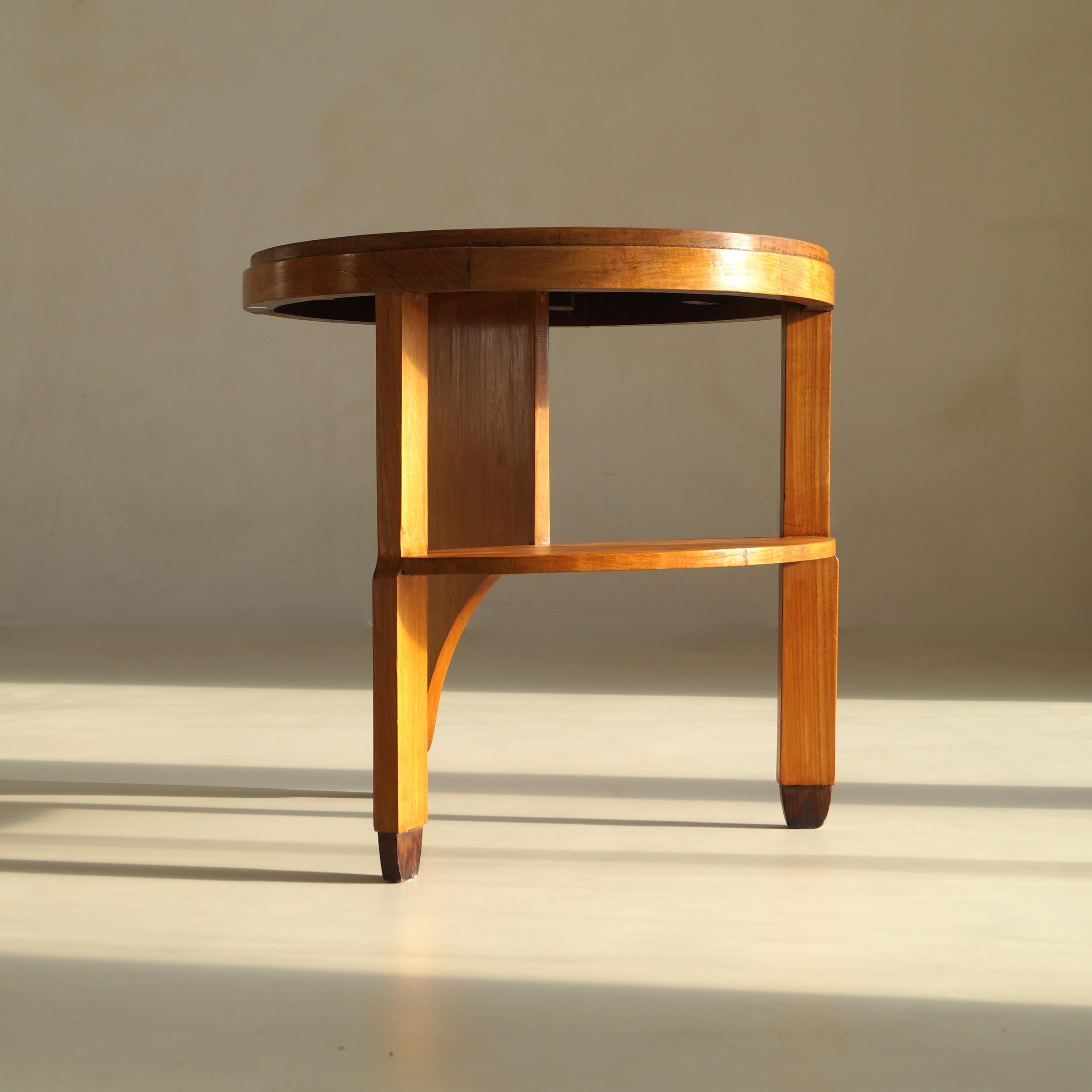 Début du 20ème siècle Table d'appoint asymétrique Art déco hollandais, style école d'Amsterdam, vers 1925 en vente