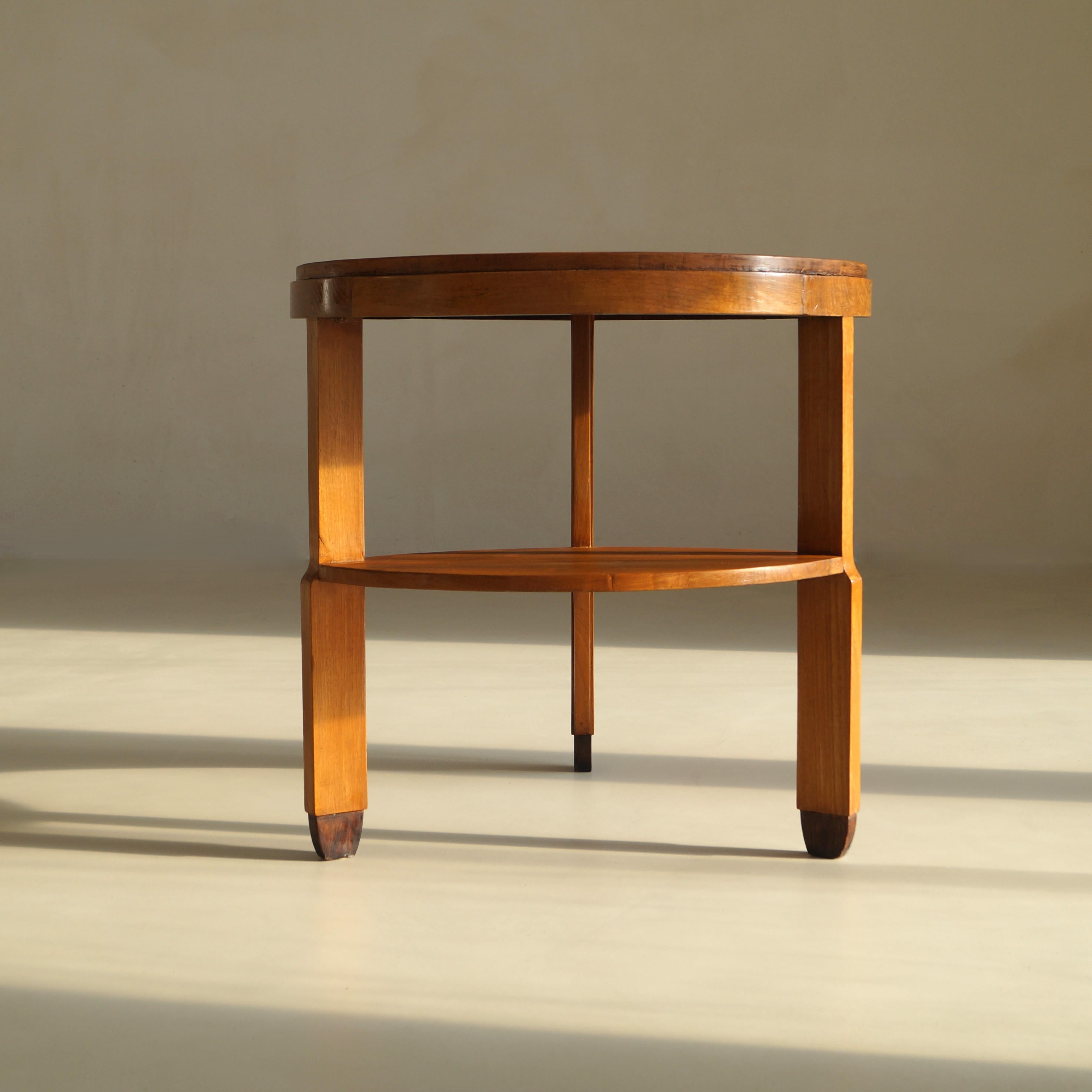 Teck Table d'appoint asymétrique Art déco hollandais, style école d'Amsterdam, vers 1925 en vente