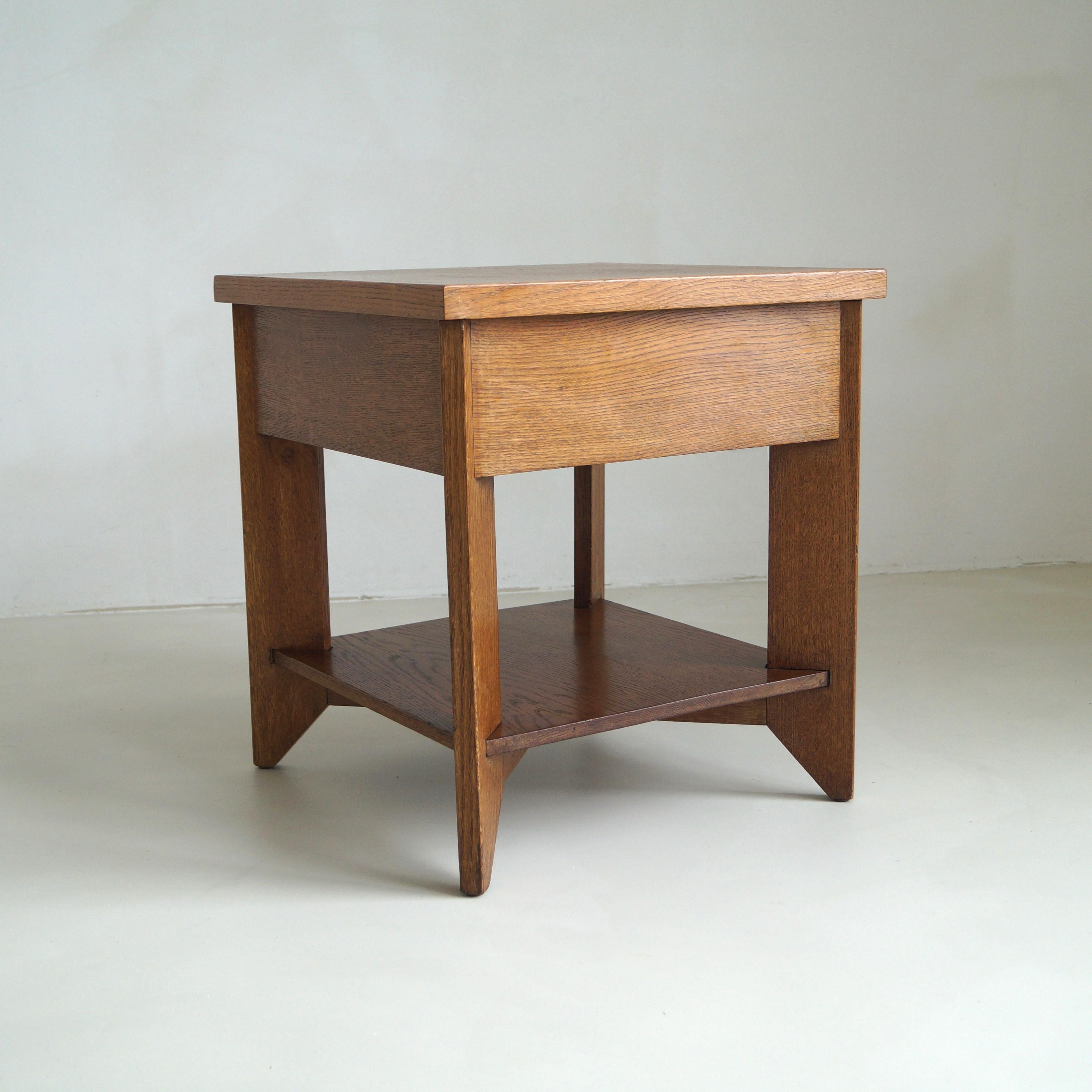 Table basse iconique de Hendrik Wouda pour Pander & sons, 1924. L'un des dessins emblématiques de Hendrik Wouda, également présenté dans tous les livres consacrés aux dessins de Wouda (quelques photos incluses). 

La table est en bon état, avec
