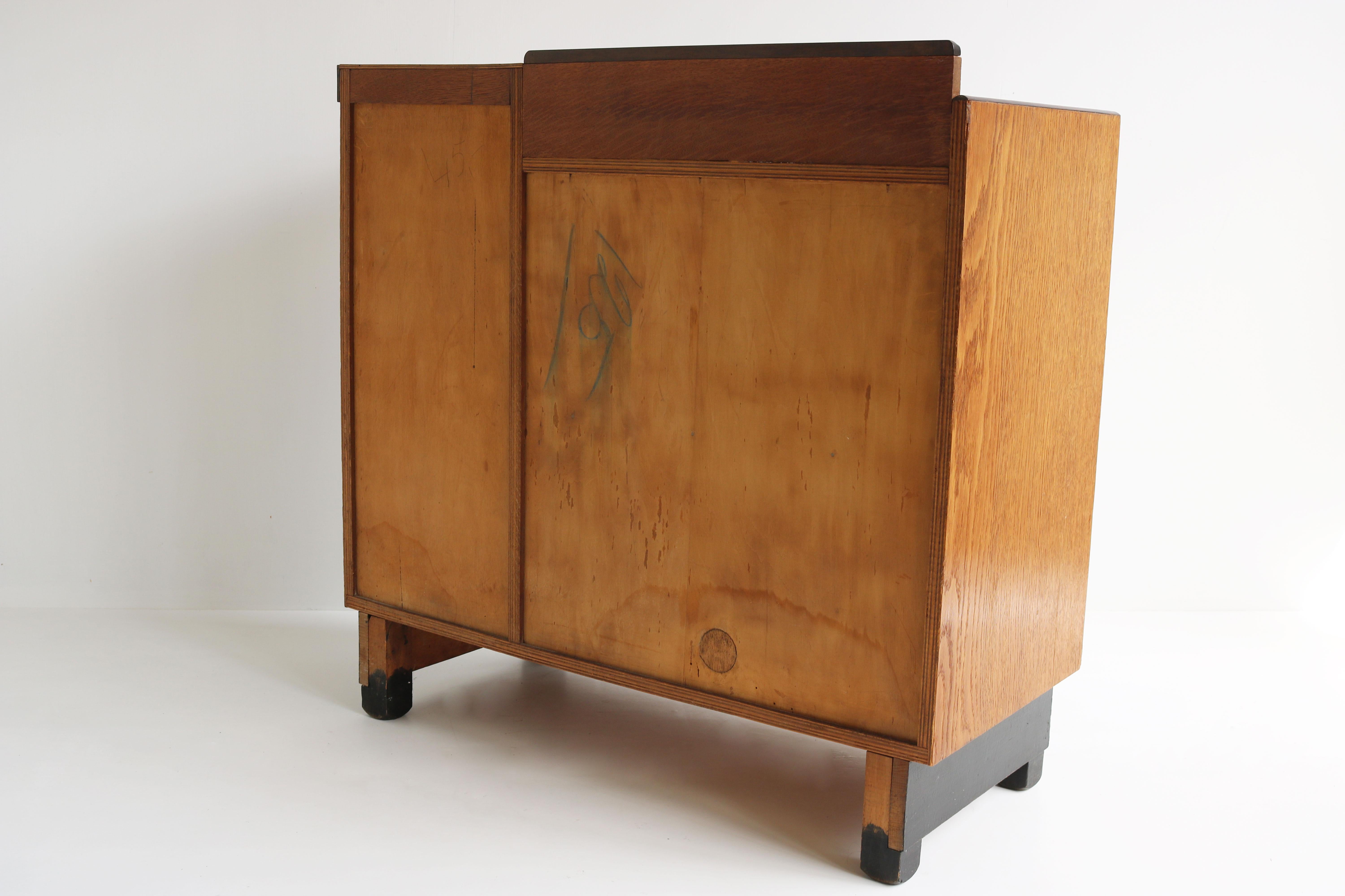 Dutch Art Deco Design by P.E.L Izeren Amsterdam School Tea Cabinet 1920 Oak  For Sale 6