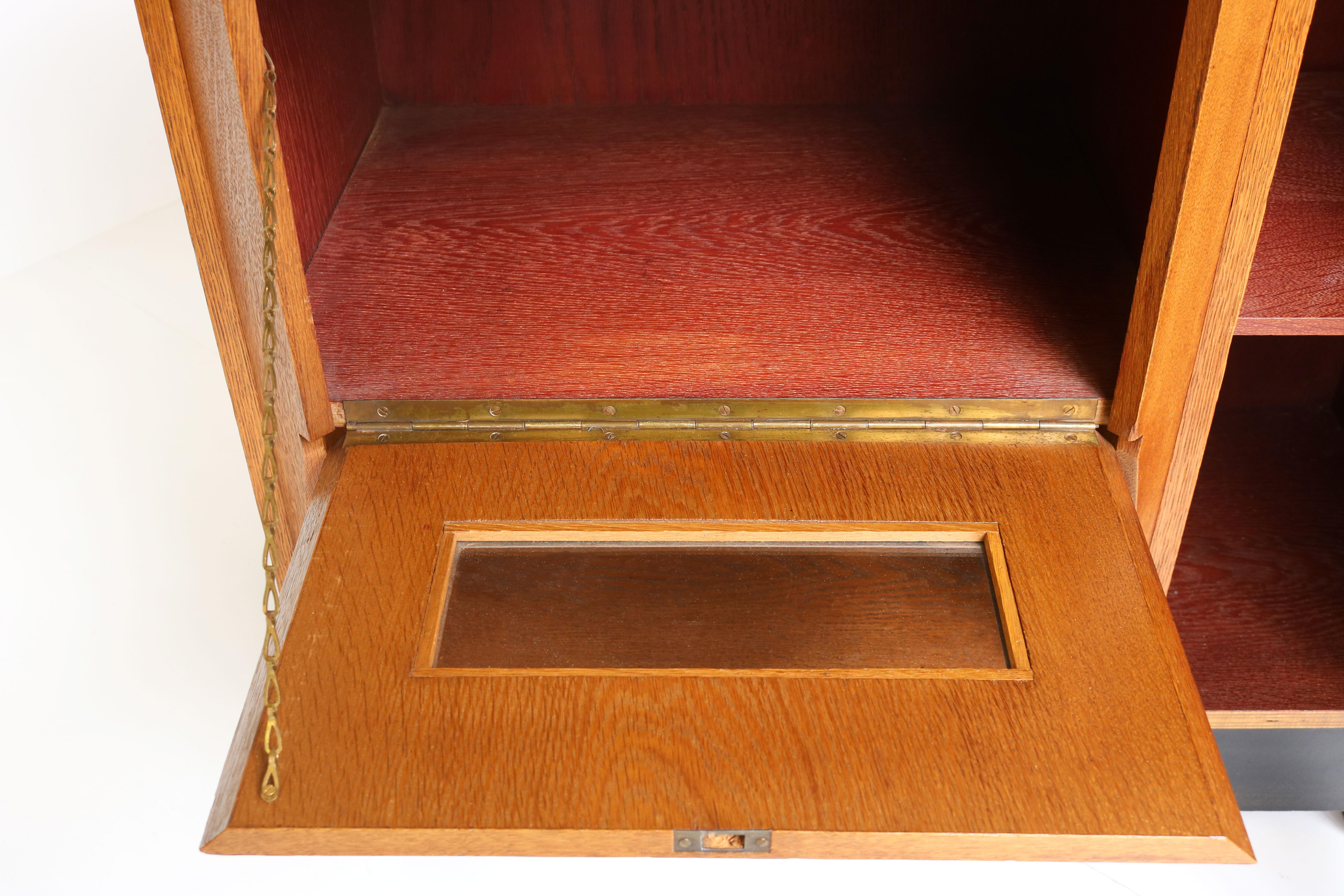 Niederländischer Teeschrank aus Eiche im Art déco-Design von P.E.L Izeren Amsterdam School, 1920 im Angebot 1