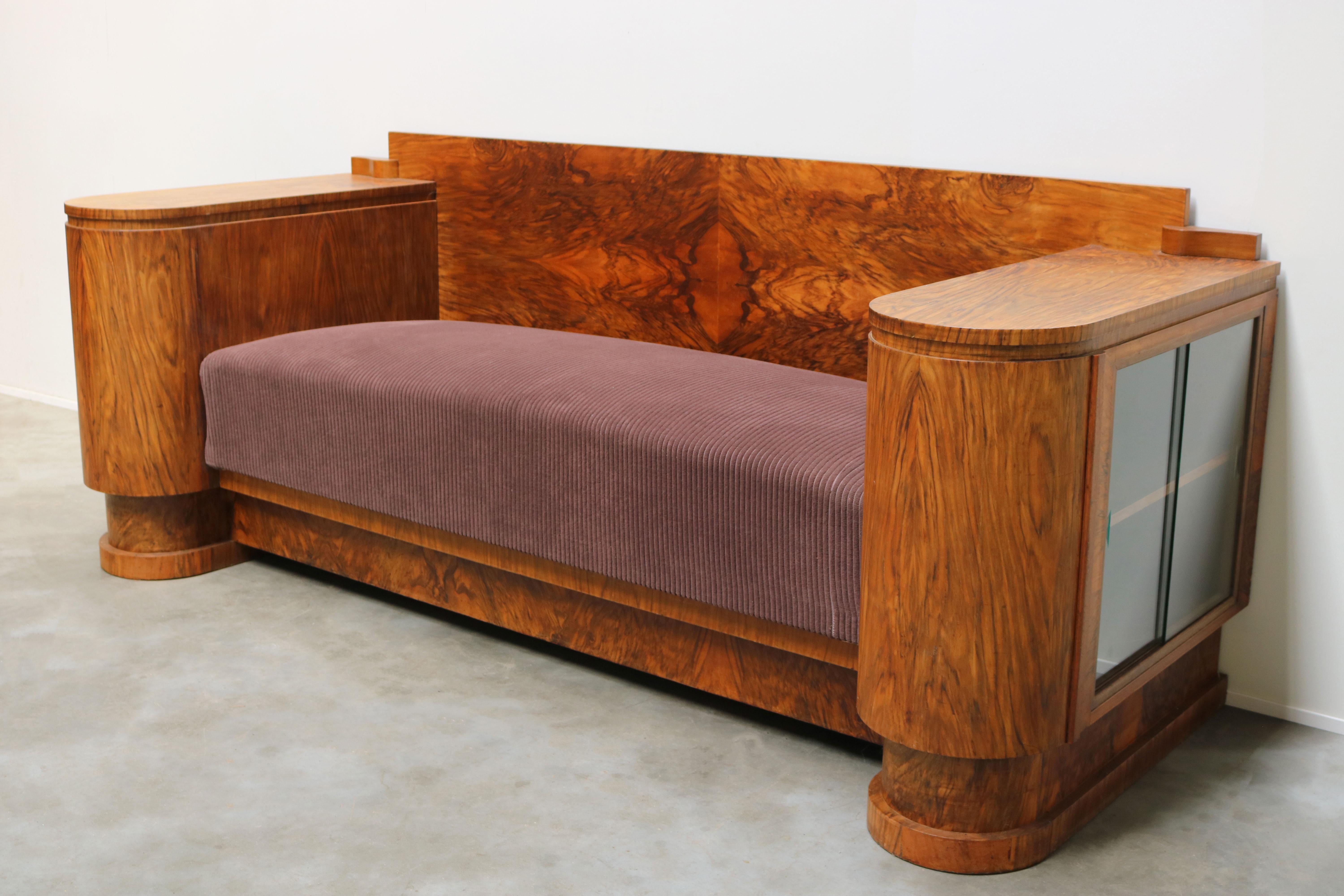 Niederländisches Sofa im Art-Déco-Design von Pander aus Nussbaumholz und Wurzelholz mit Vitrinenschränken, 1930 (Handgefertigt) im Angebot