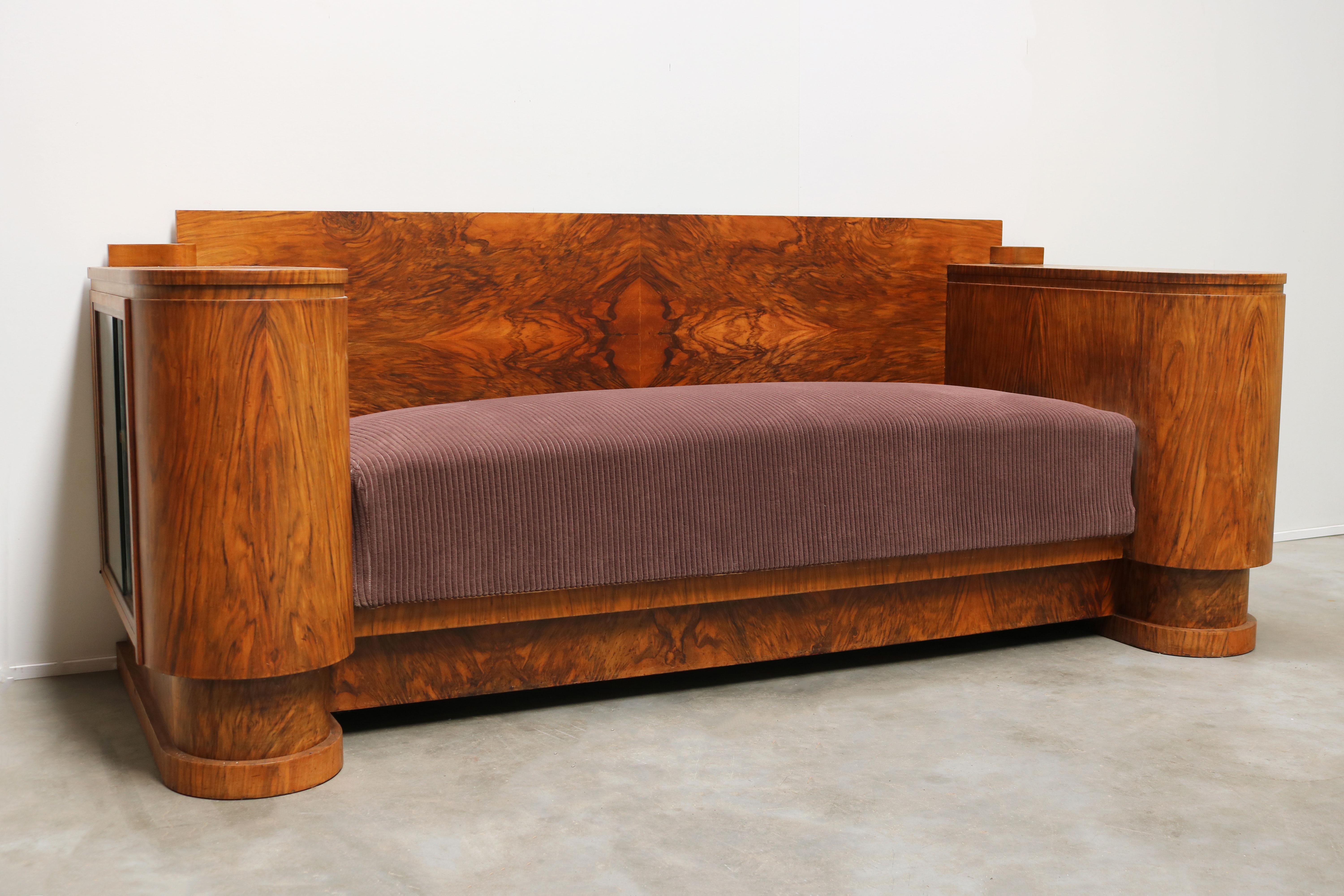 Niederländisches Sofa im Art-Déco-Design von Pander aus Nussbaumholz und Wurzelholz mit Vitrinenschränken, 1930 im Zustand „Gut“ im Angebot in Ijzendijke, NL