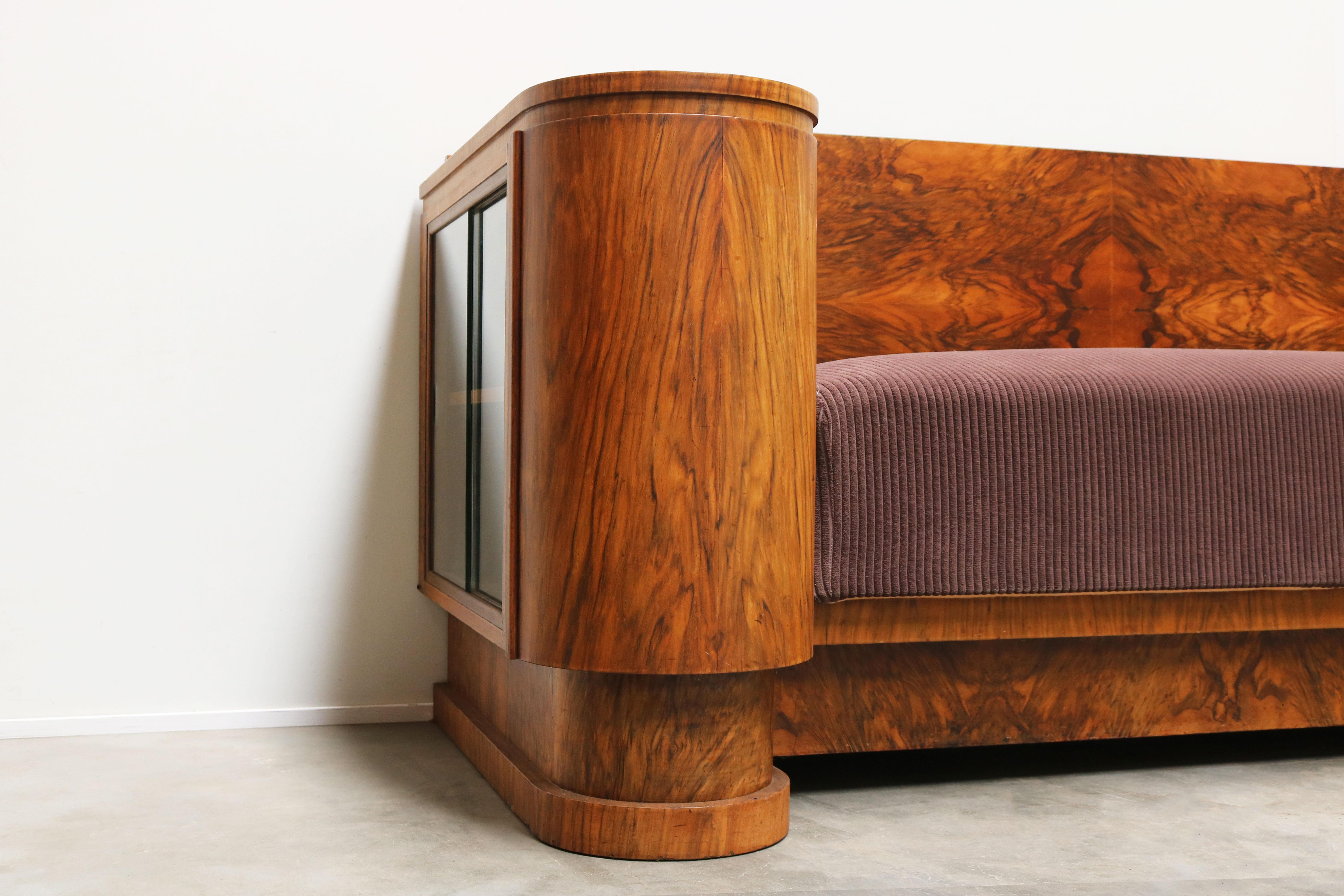 Niederländisches Sofa im Art-Déco-Design von Pander aus Nussbaumholz und Wurzelholz mit Vitrinenschränken, 1930 im Angebot 1
